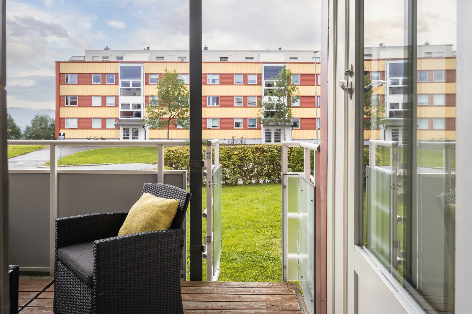 Verandaen har direkte adkomst til fine grøntareal. Galleribilde