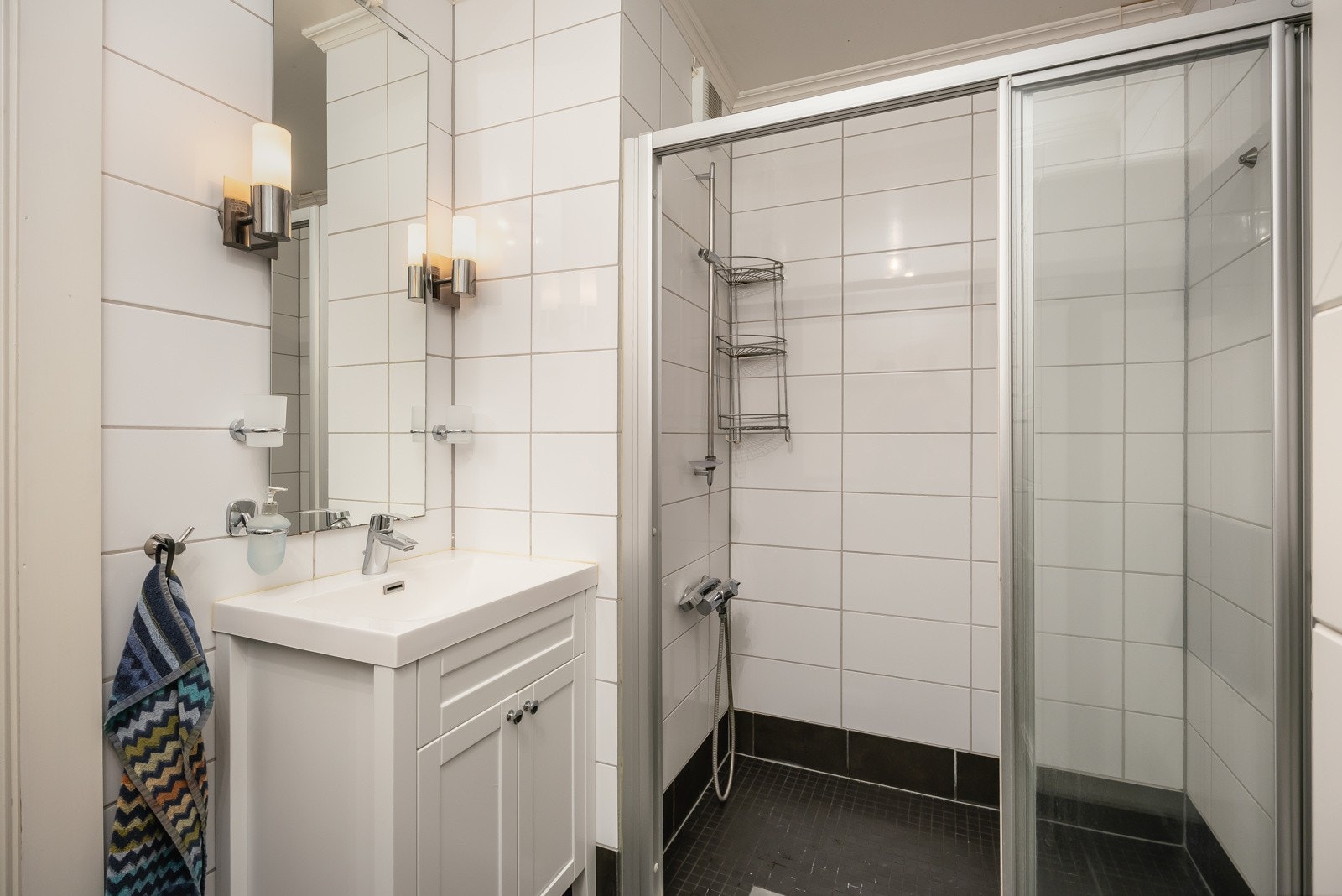 Pent flislagt bad med varme i gulv. Galleribilde