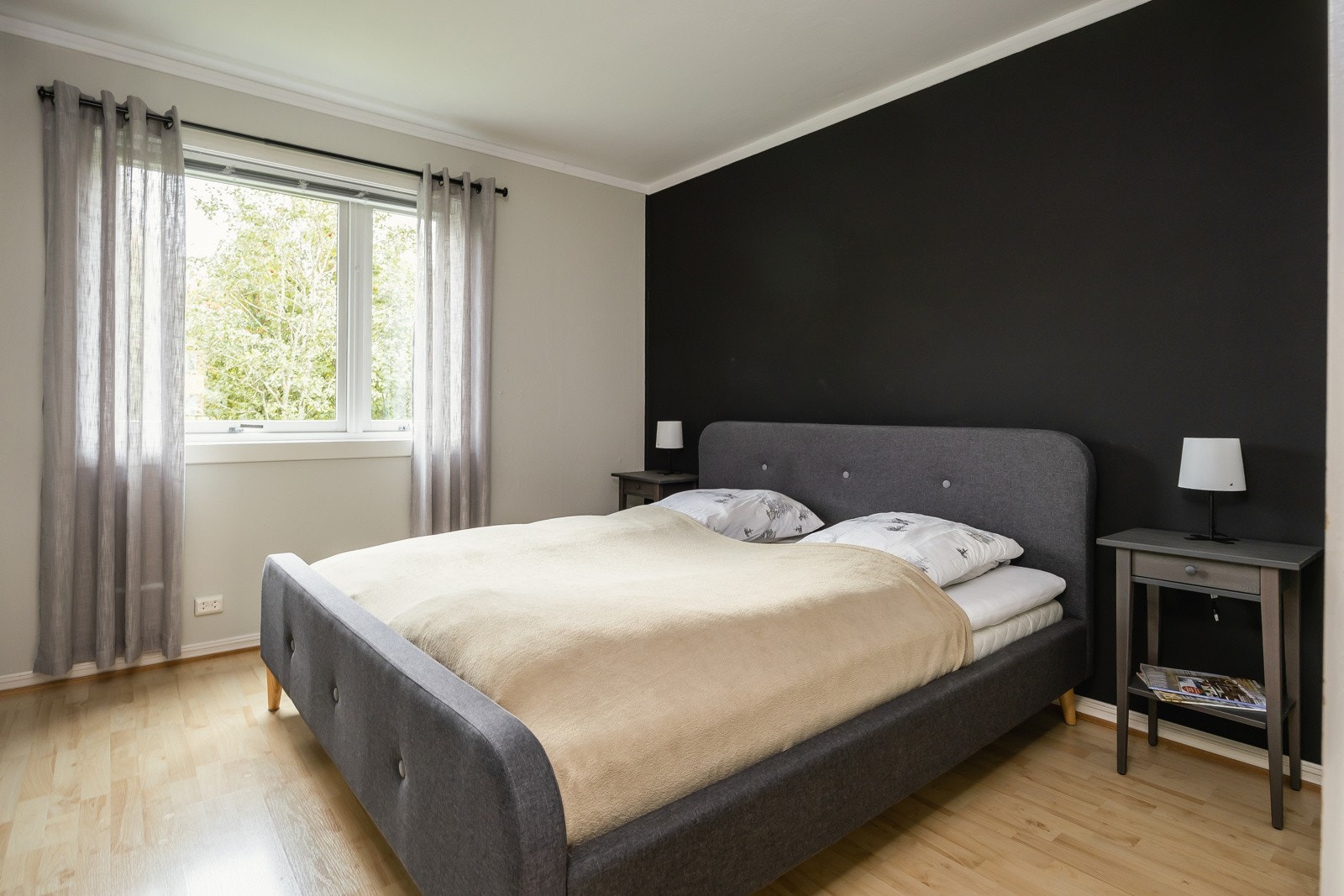 Leiligheten har tre soverom som vender mot rolige omgivelser. Galleribilde