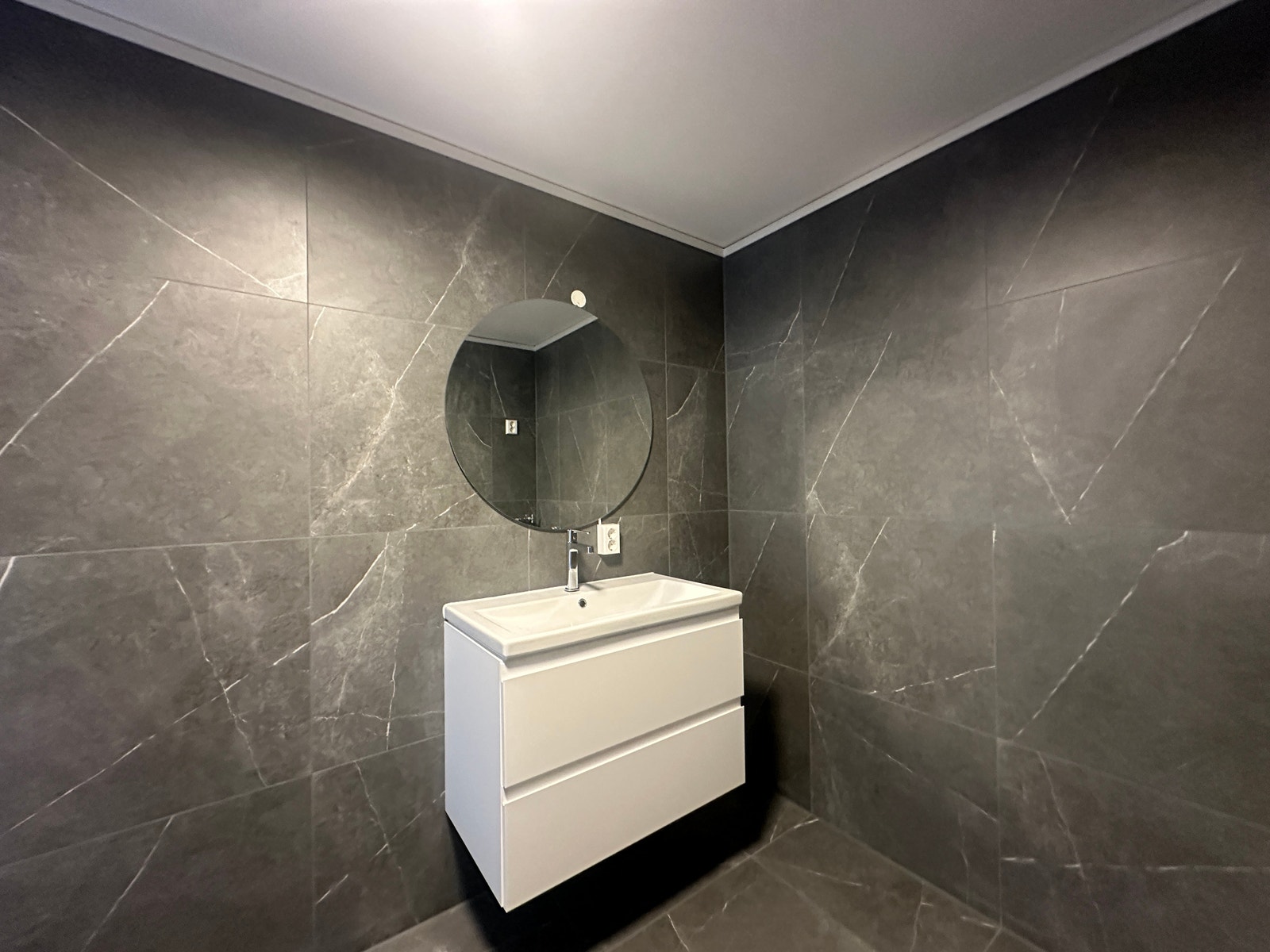 Eksklusivt flislagt bad med varmekabler på gulv Galleribilde