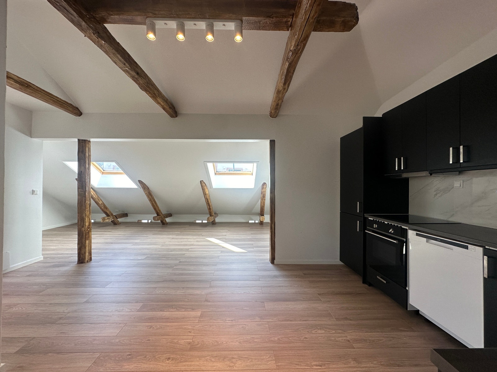 God plass til spisebord på kjøkkenet Galleribilde