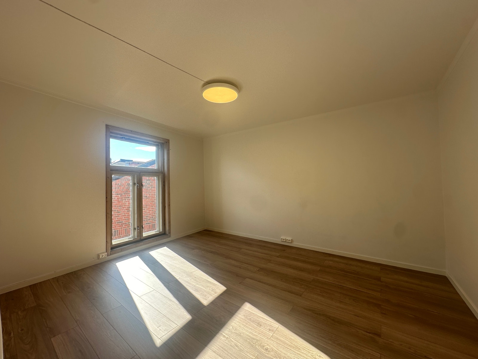 Leiligheten har 2 store soverom. Dette er hovedsoverommet Galleribilde