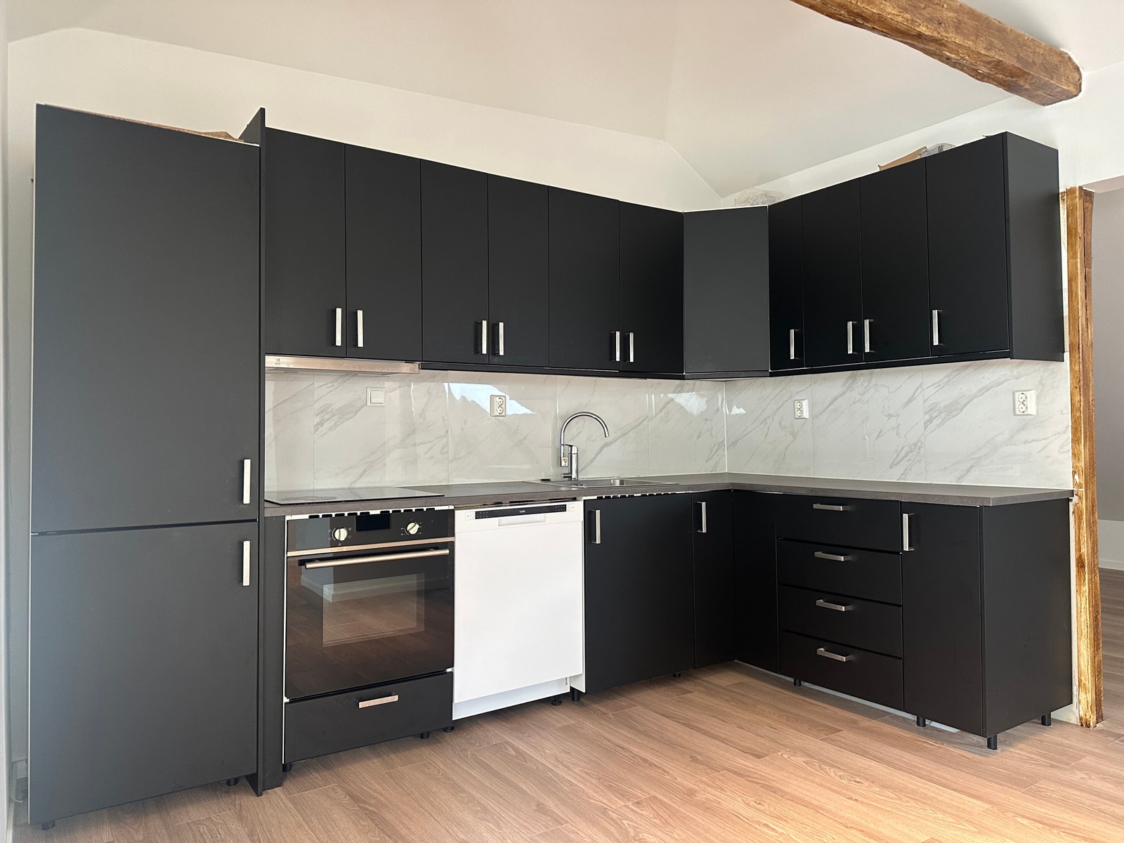 Nytt og moderne kjøkken med nyere integrerte hvitevarer. Galleribilde