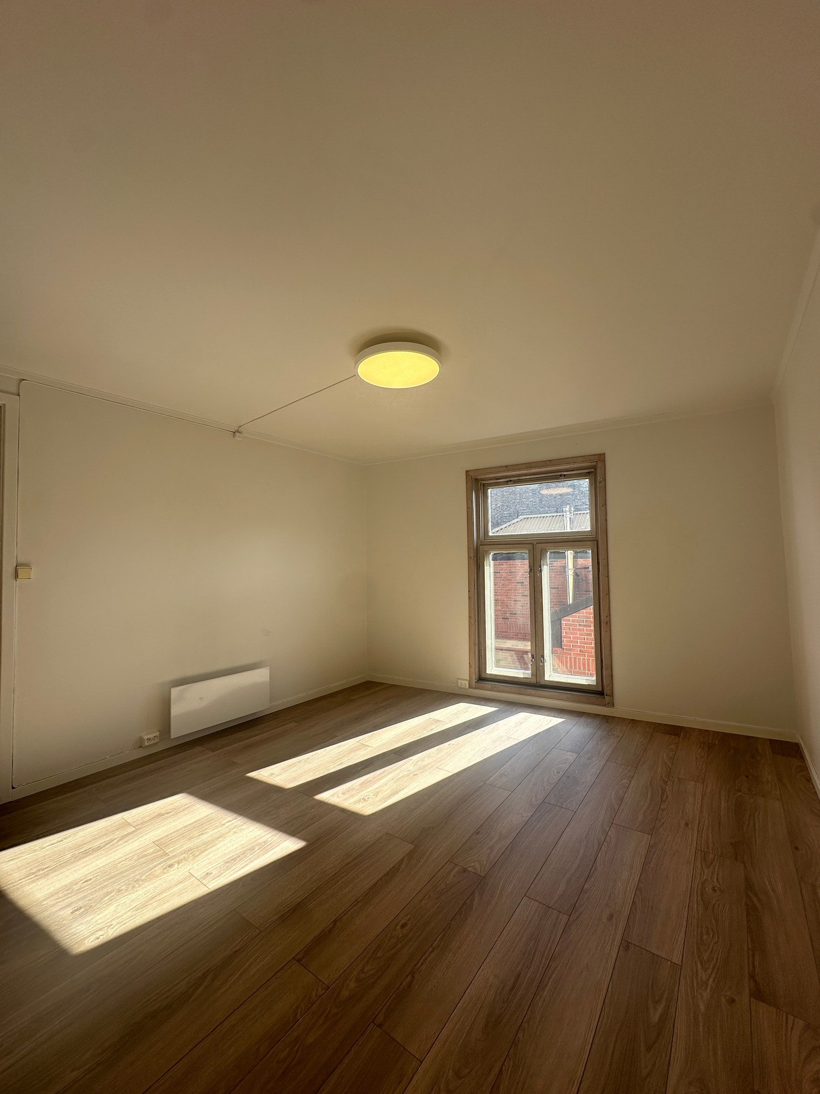 Leiligheten har 2 store soverom. Dette er hovedsoverommet Galleribilde