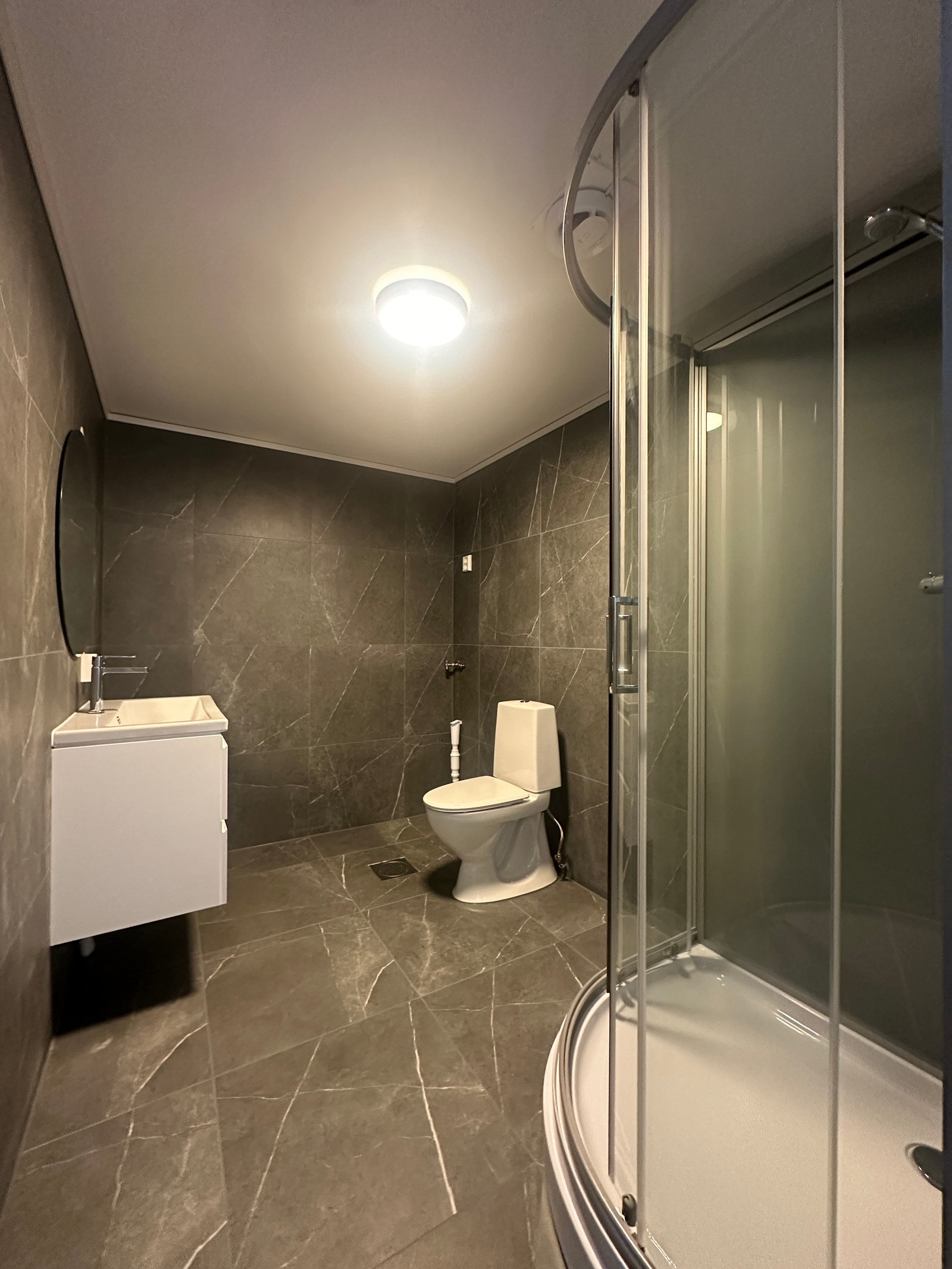 Eksklusivt flislagt bad med varmekabler på gulv Galleribilde