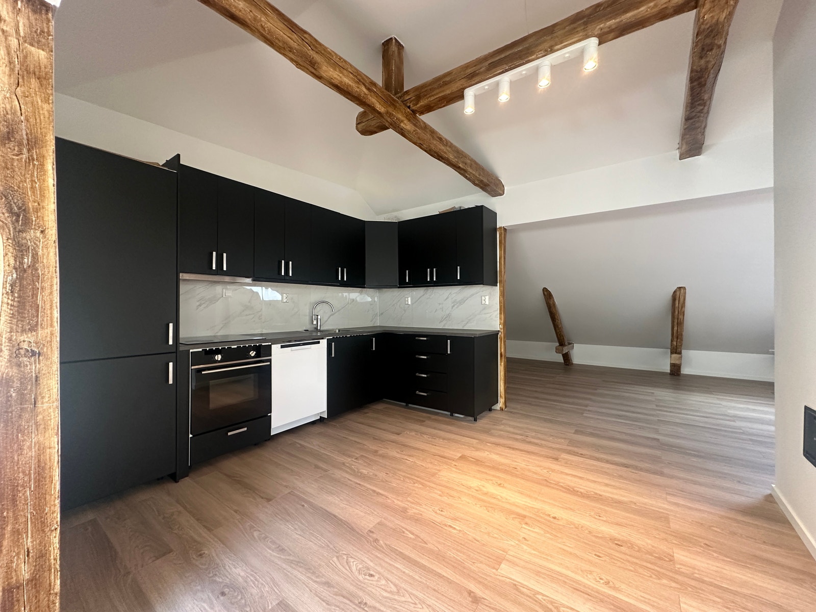 Nytt og moderne kjøkken med nyere integrerte hvitevarer. Flotte detaljer i tak og ellers i leiligheten. Galleribilde