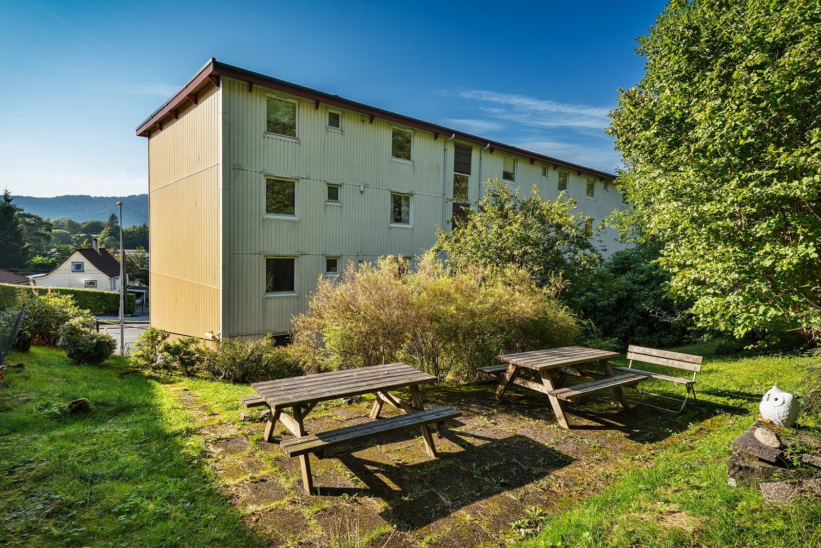 - Pent opparbeidet fellesområde med grøntarealer og sittegrupper - Galleribilde