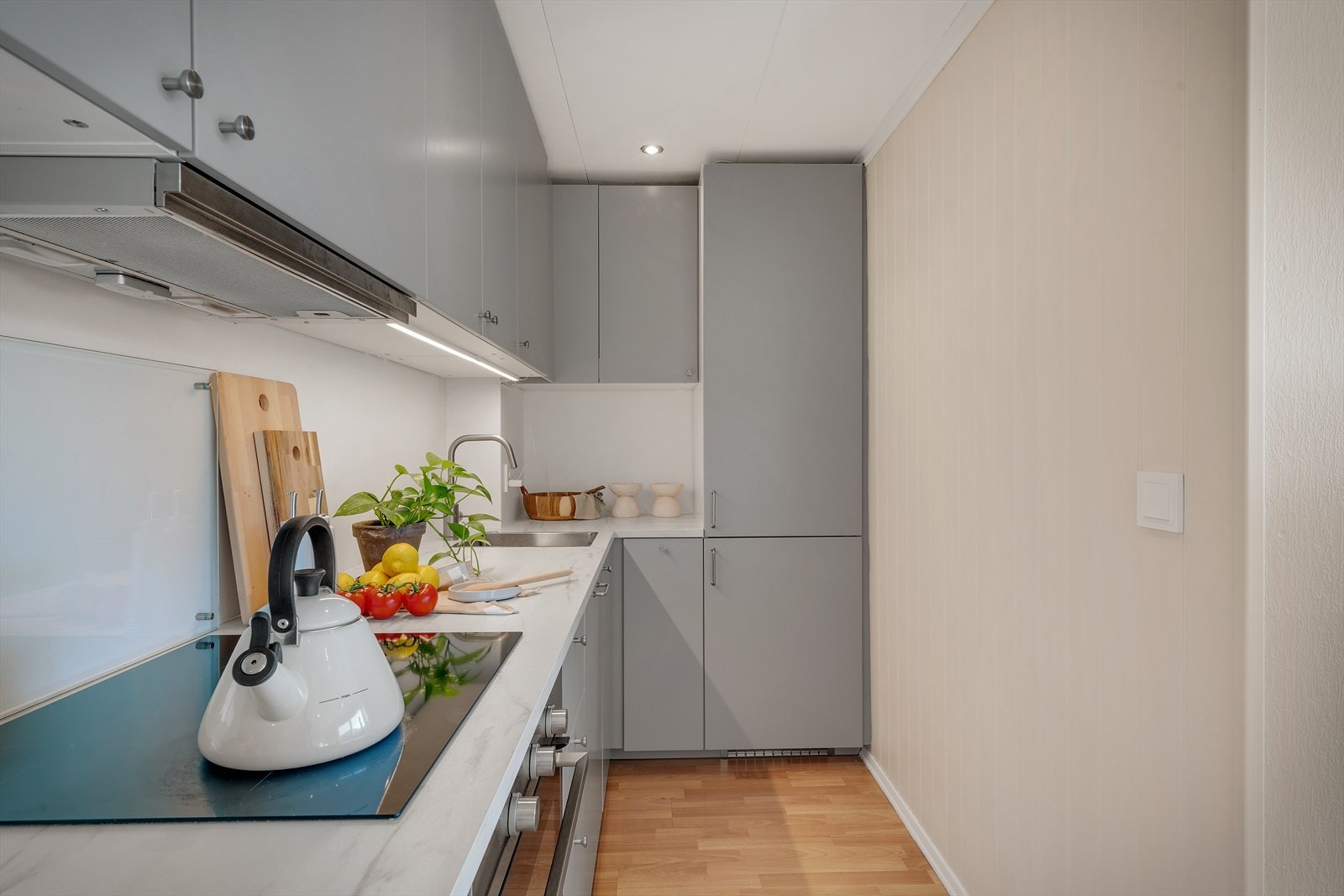 - Tidløs innredning med glatte fronter og benkeplate av laminat - Galleribilde