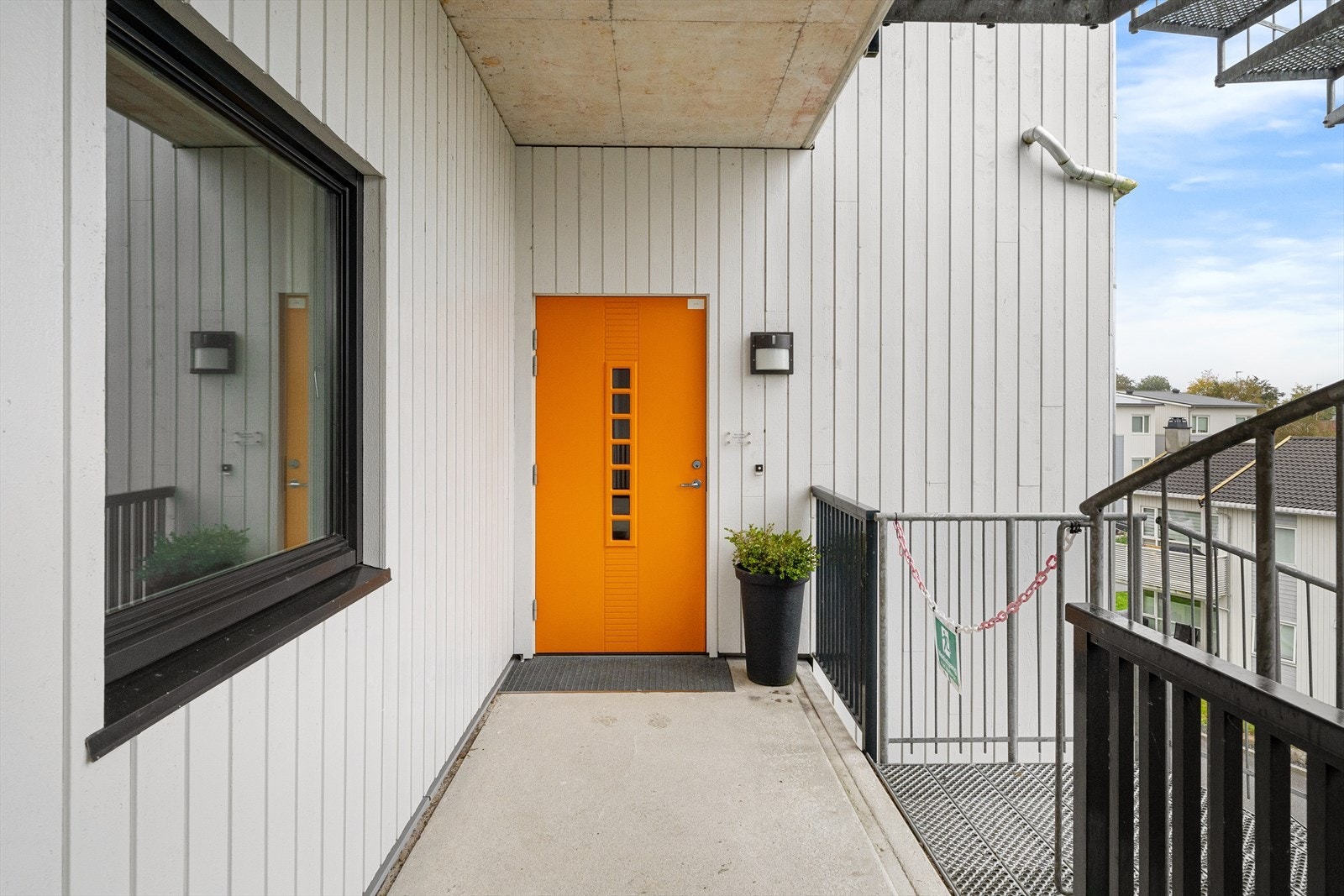 Leiligheten ligger fint plassert på enden av bygget og har adkomst til entré via en overbygd svalgang. Galleribilde