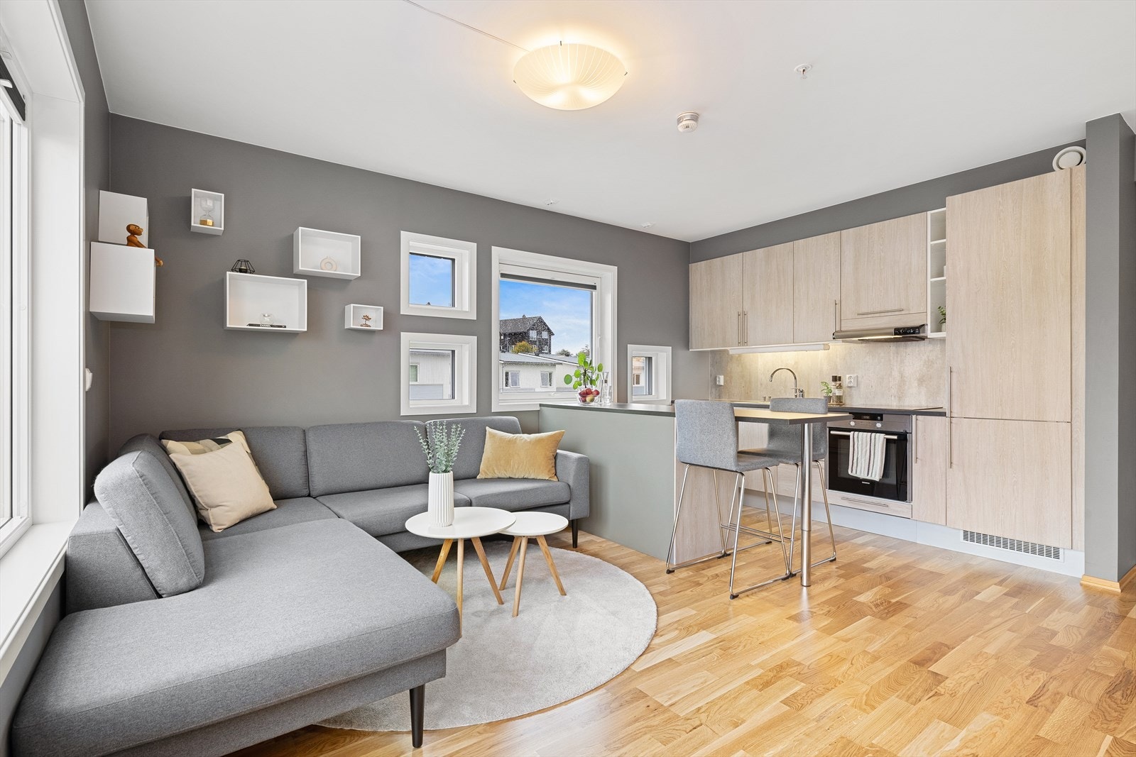 Kjøkkeninnredningen er trukket inn i rommet og har en halvøy med barløsning ut mot stuen. Galleribilde