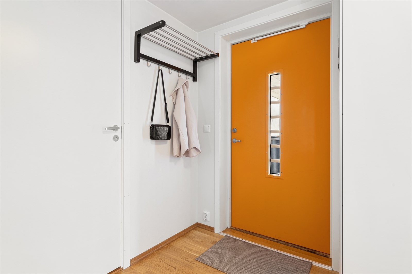 Ved ytterdøren er det montert hattehylle og litt lengre inn er det en romslig skyvedørsgarderobe med oppbevaringsplass til ytterøy, sko og annet utstyr. Galleribilde