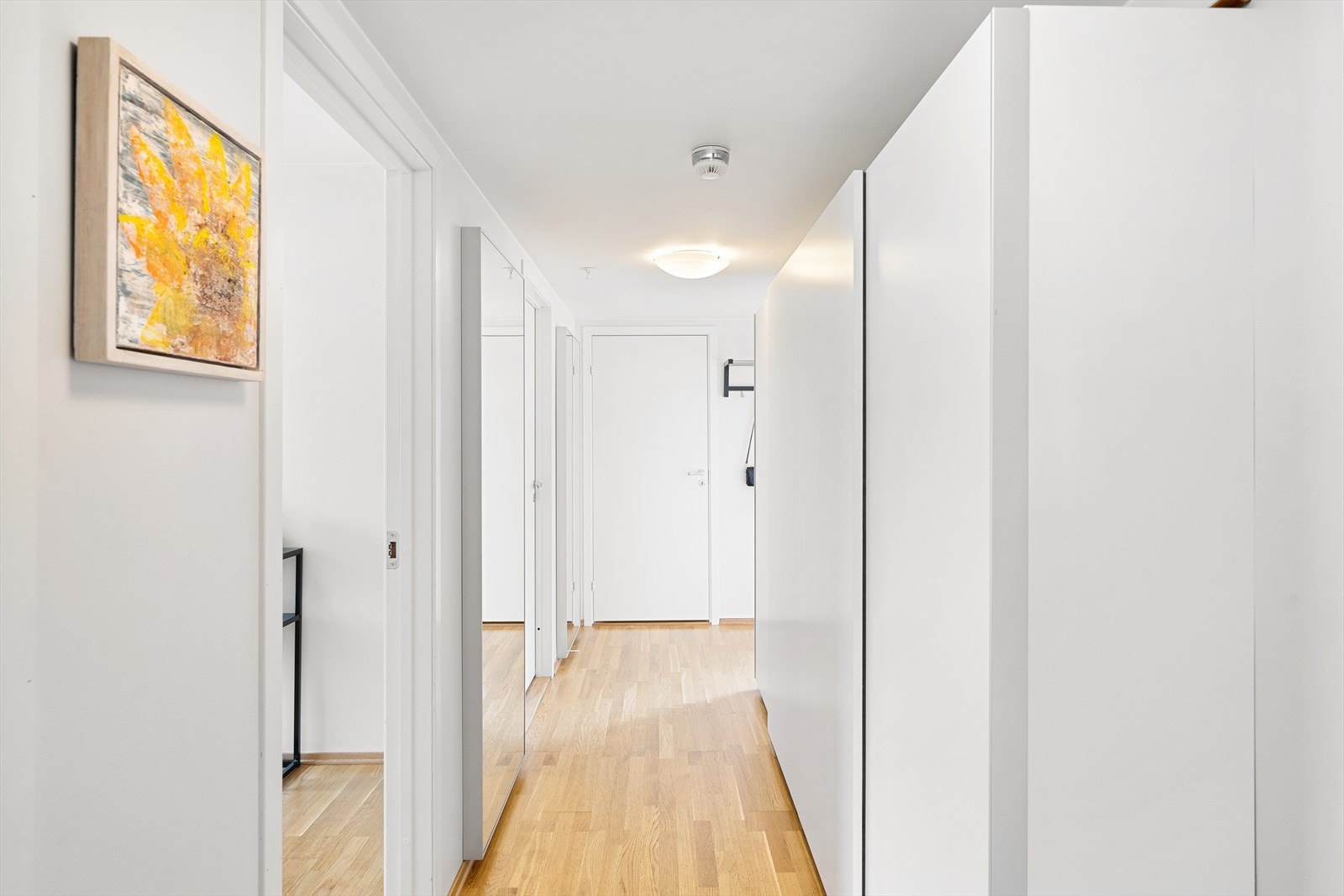 Entreen strekker seg ut i lengde og er tilknyttet bod, bad, to soverom og stue/kjøkken. Galleribilde