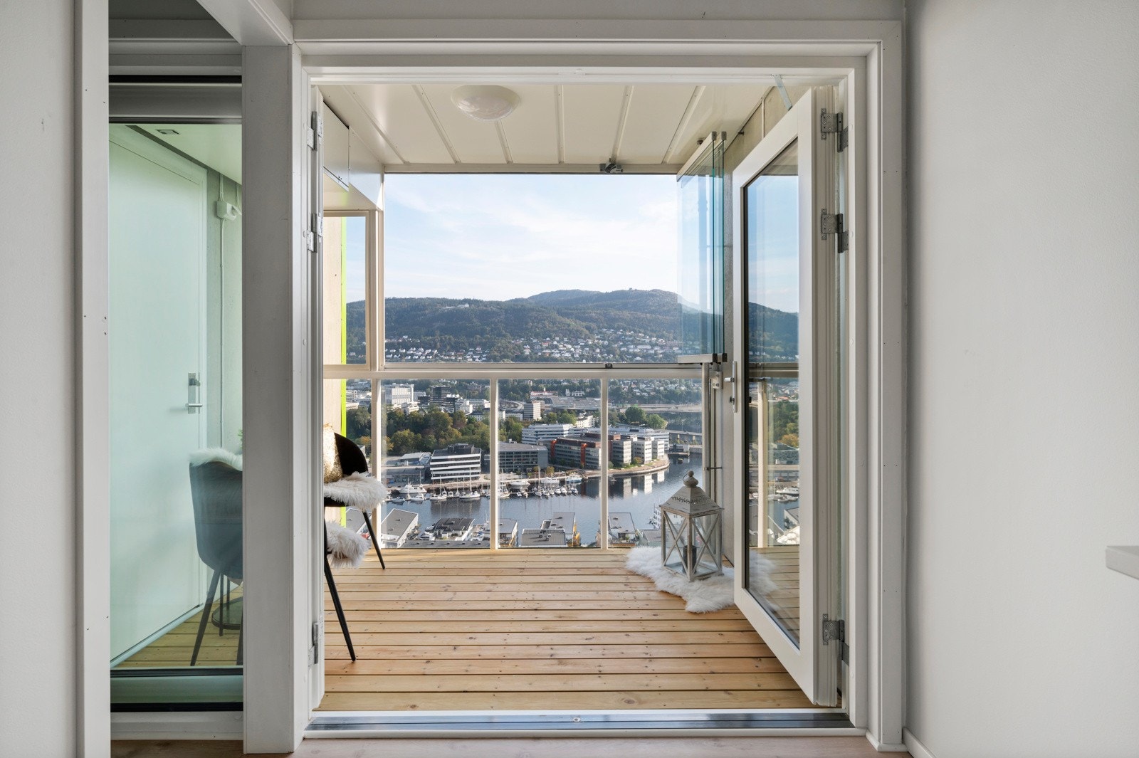 Fra stuen er det utgang til innglasset balkong Galleribilde