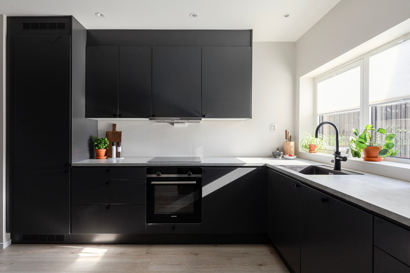 Av utstyr finnes bl.a. integrert platetopp, stekeovn, mikro, oppvaskmaskin og kjøl/fryseskap. Galleribilde