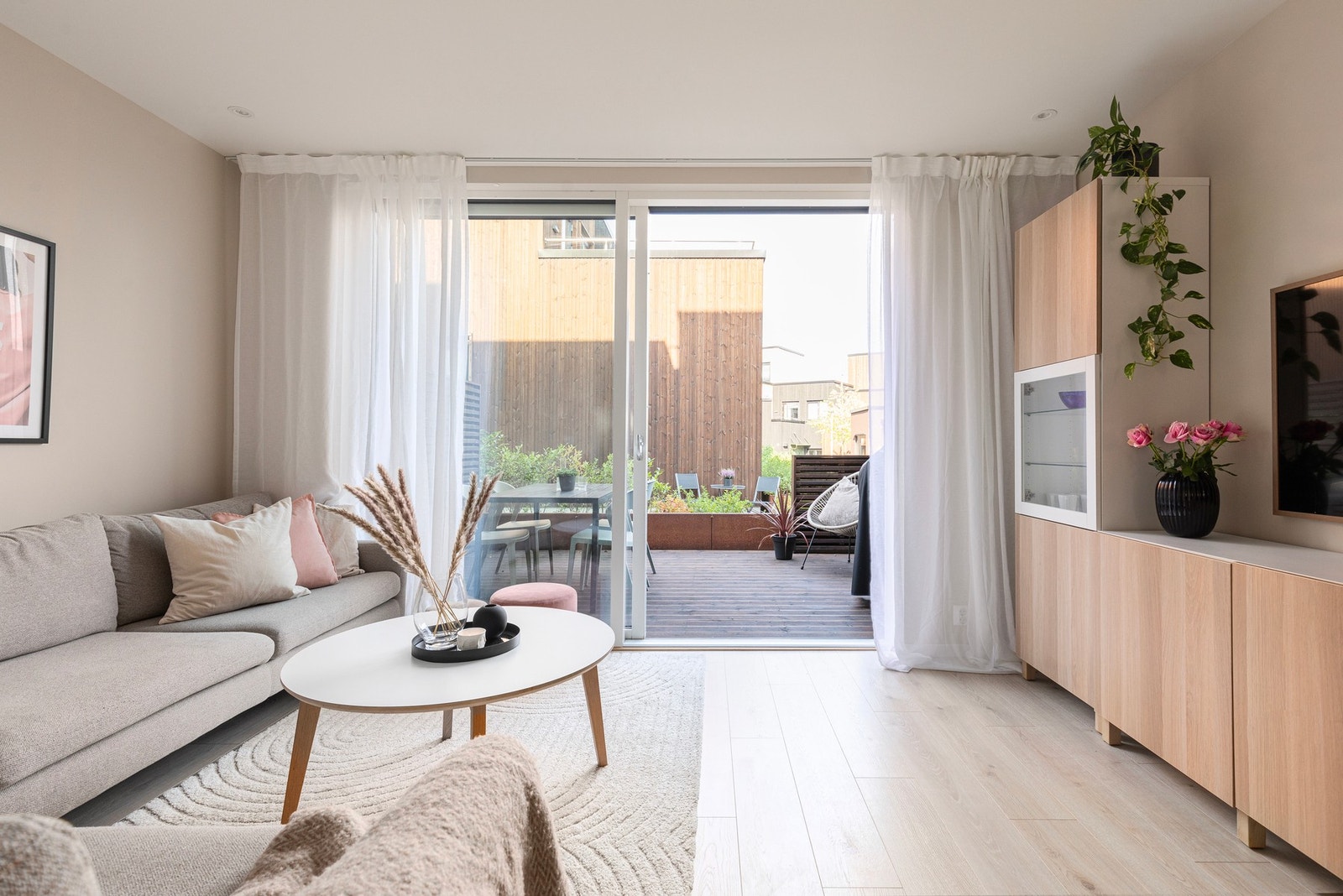 Store vindusoverflater som slipper inn rikelig med naturlig lys, noe som bidrar til en behagelig atmosfære. Galleribilde