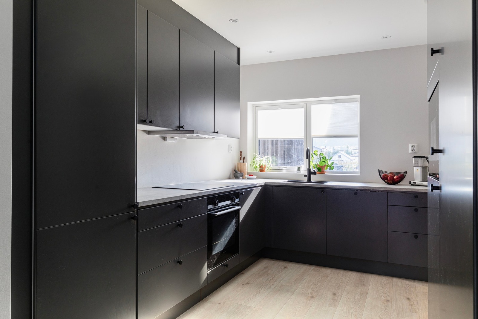 Stilrent kjøkken med integrerte hvitevarer og mye skap- og benkeplass. Galleribilde