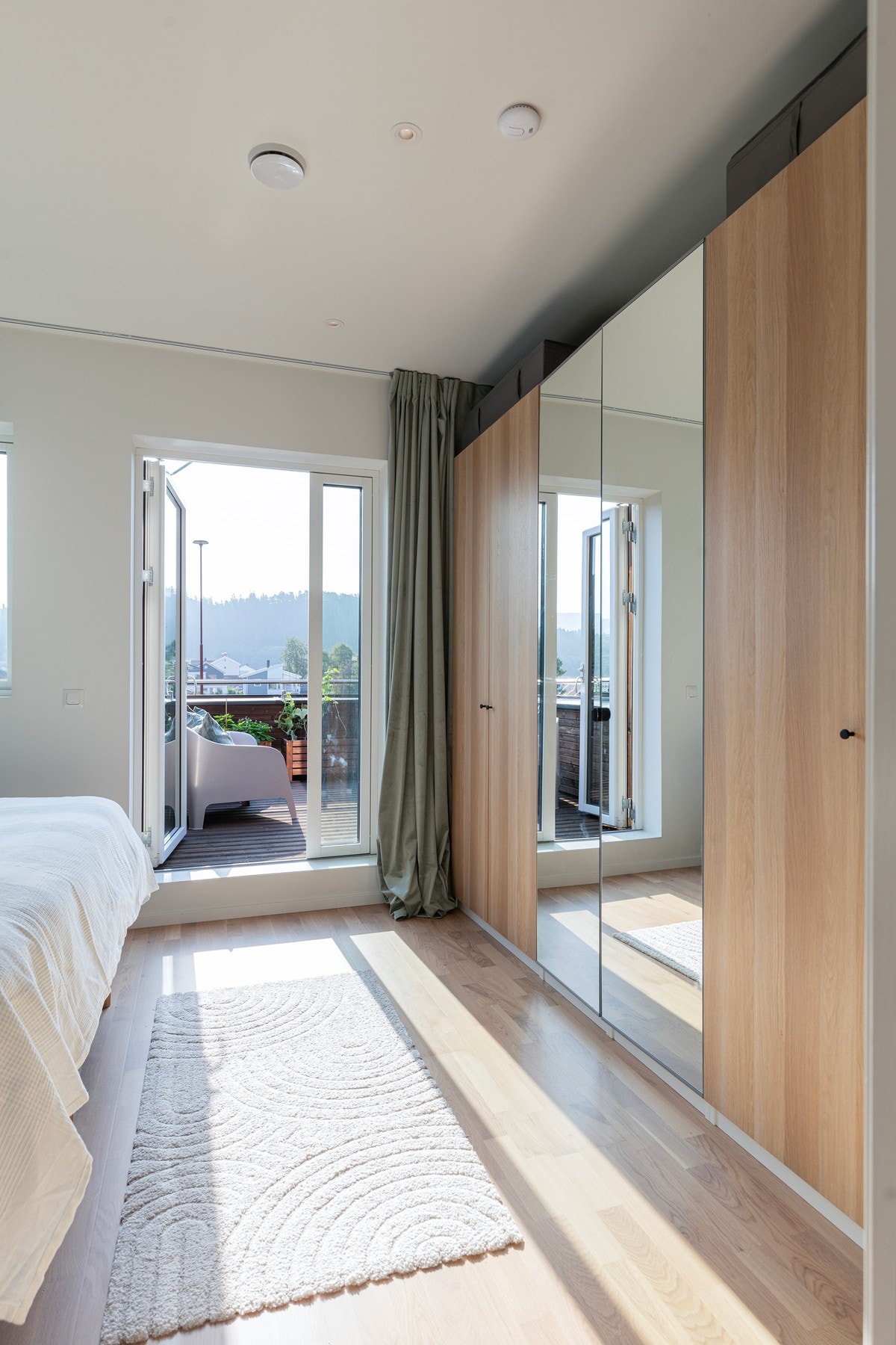 Soverom 3 på 14,3m² med god plass til dobbeltseng, nattbord og garderobeløsning. Galleribilde