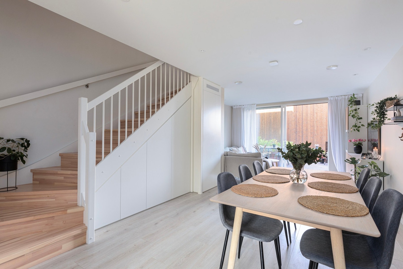 Boligen har gjennomgående moderne standard med god belysning fra bl.a smartstyring på downlights. Galleribilde