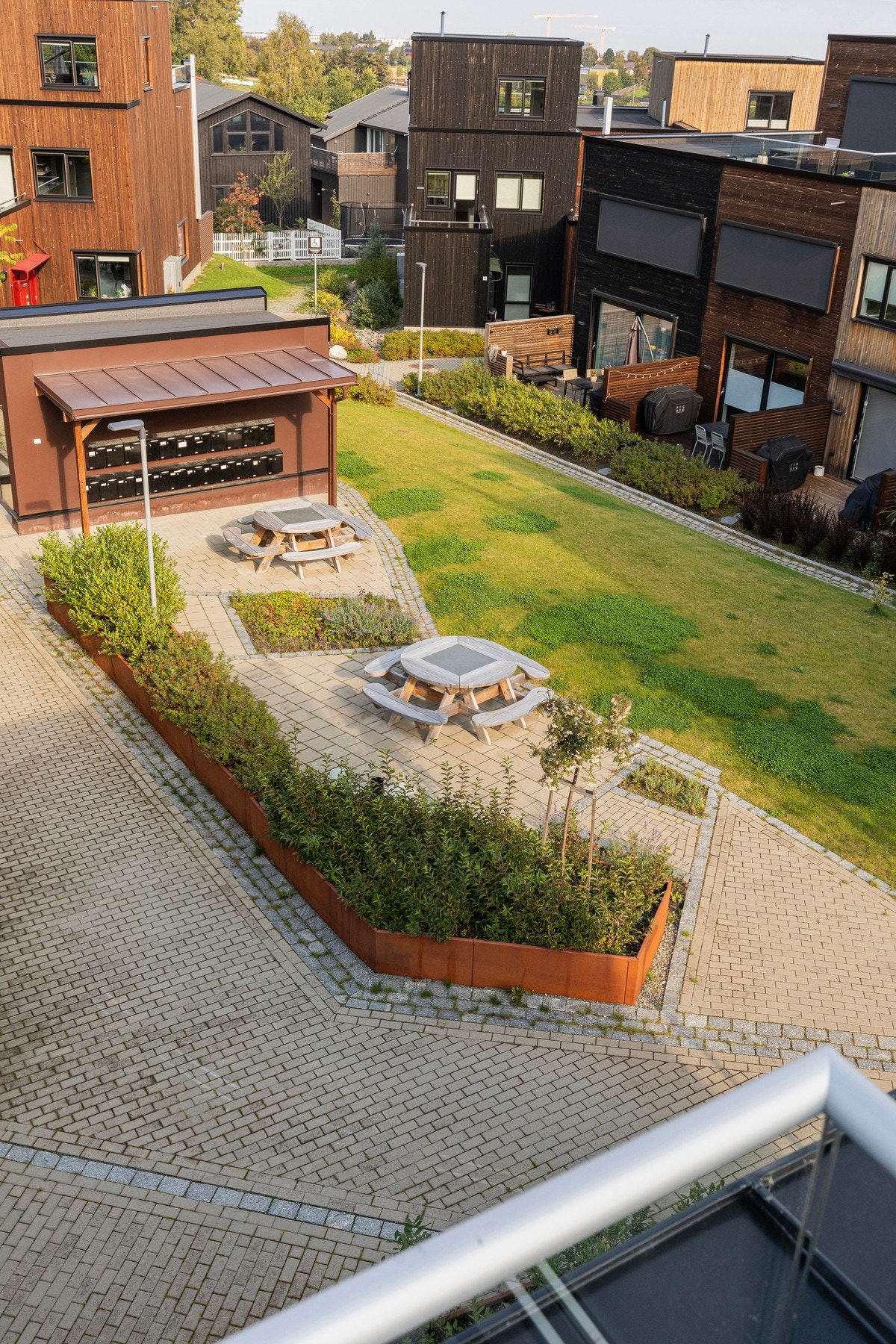 Like utenfor boligen har man et flott fellesområde. Galleribilde