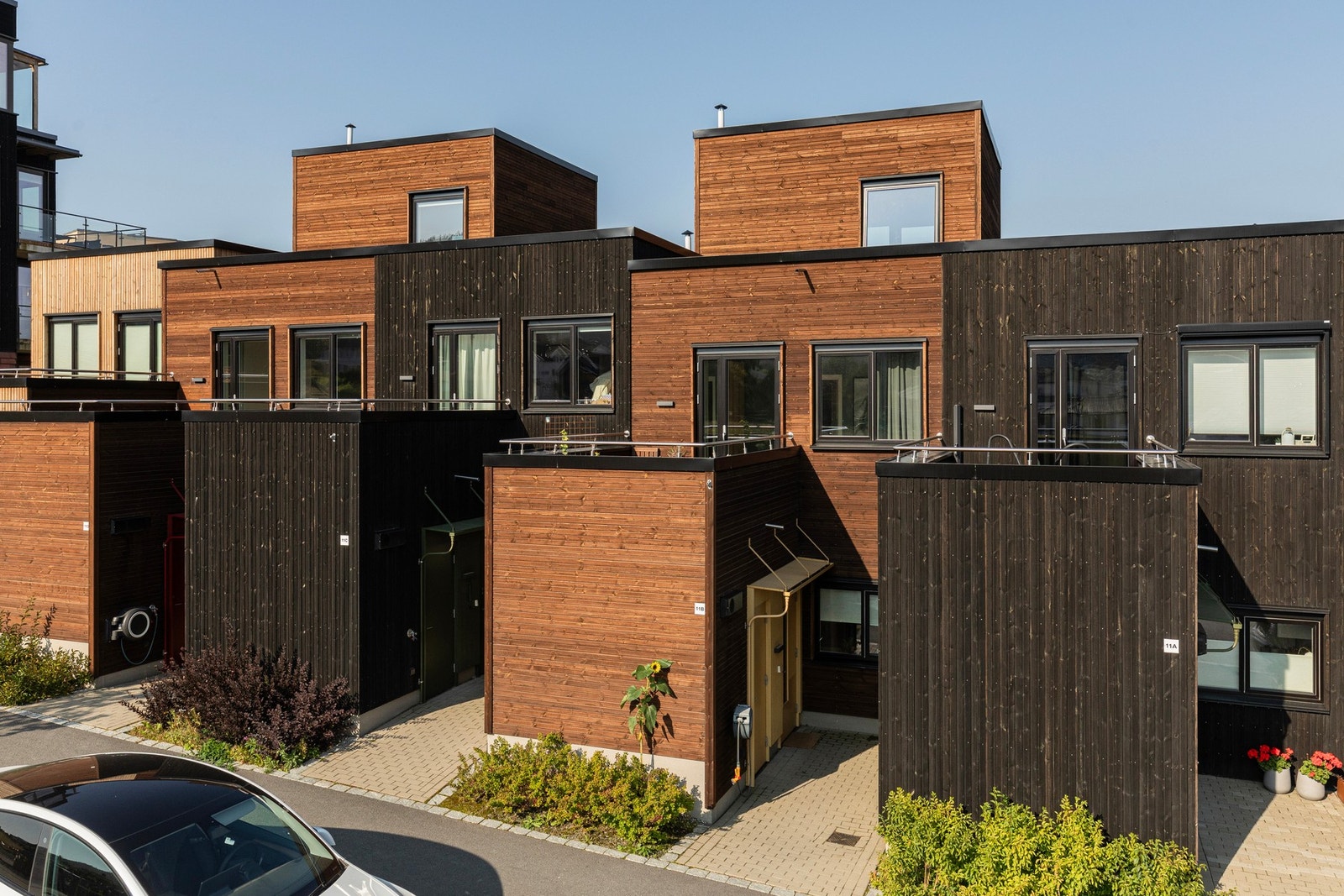 EiendomsMegler 1 v/Kristian Sundland har gleden av å presentere et stilrent og moderne rekkehus i et meget populært boområde. Galleribilde