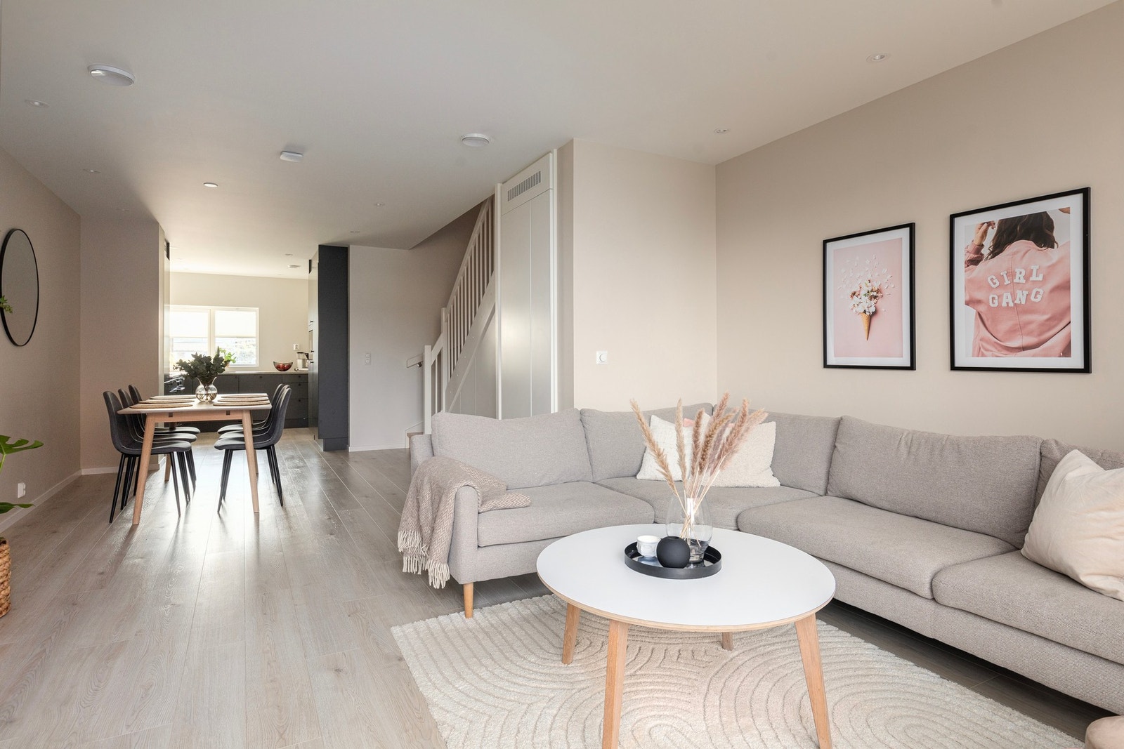 Fjernvarme og balansert ventilasjon gir en effektiv oppvarming og et sunt inneklima året rundt. Galleribilde