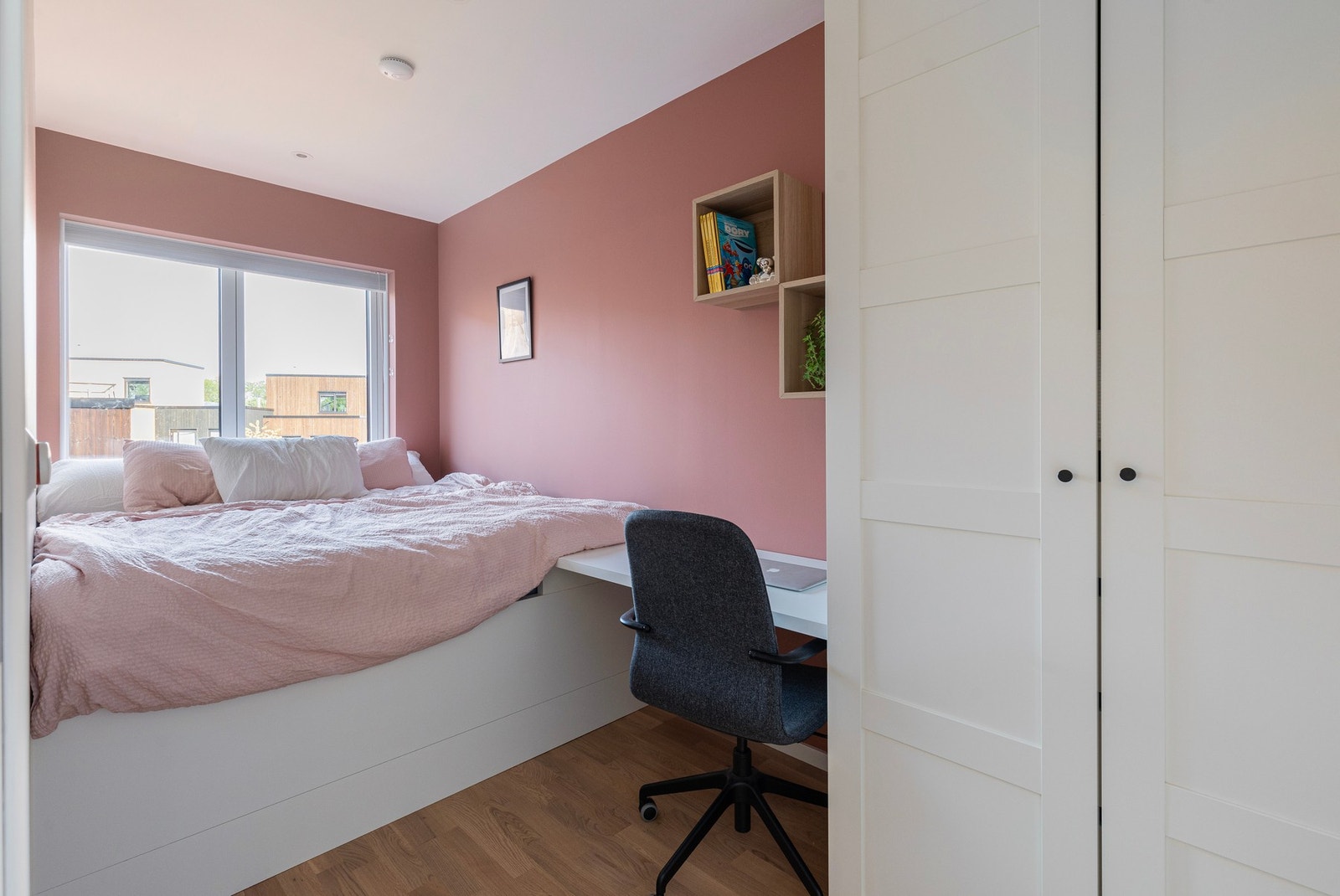 Soverom 2 er på 7,6m² med god plass til ønsket soveromsmøblement. Galleribilde