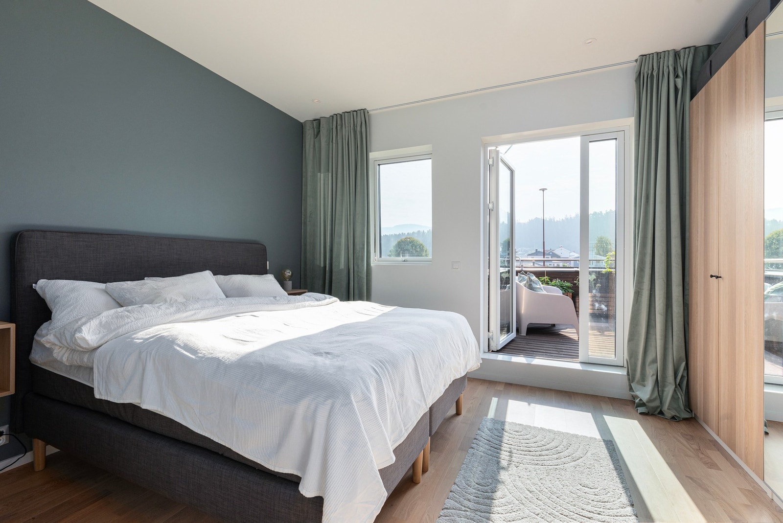 Boligen har 3 romslige soverom, som alle ligger i 2.etasje. Galleribilde