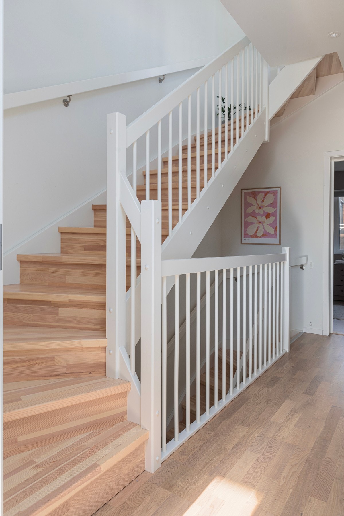 Boligen har vannbåren varme i gulv på bad, gang, stue, kjøkken og toalettrom. Galleribilde