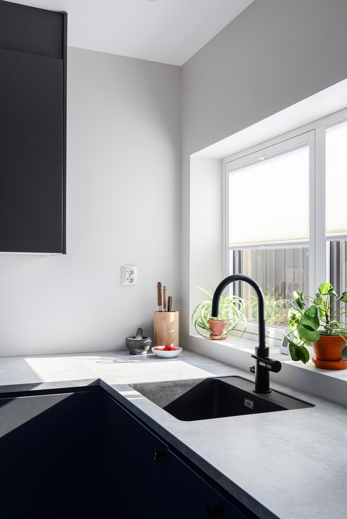 Kjøkkeninnredning med plane fronter og laminerte benkeplater. Galleribilde