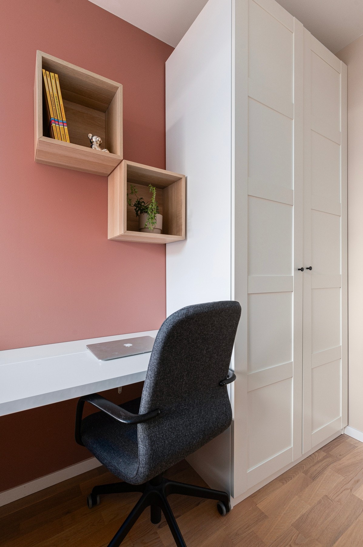 Her får du også plass til en skrivepult i tillegg til ønsket garderobeløsning. Galleribilde