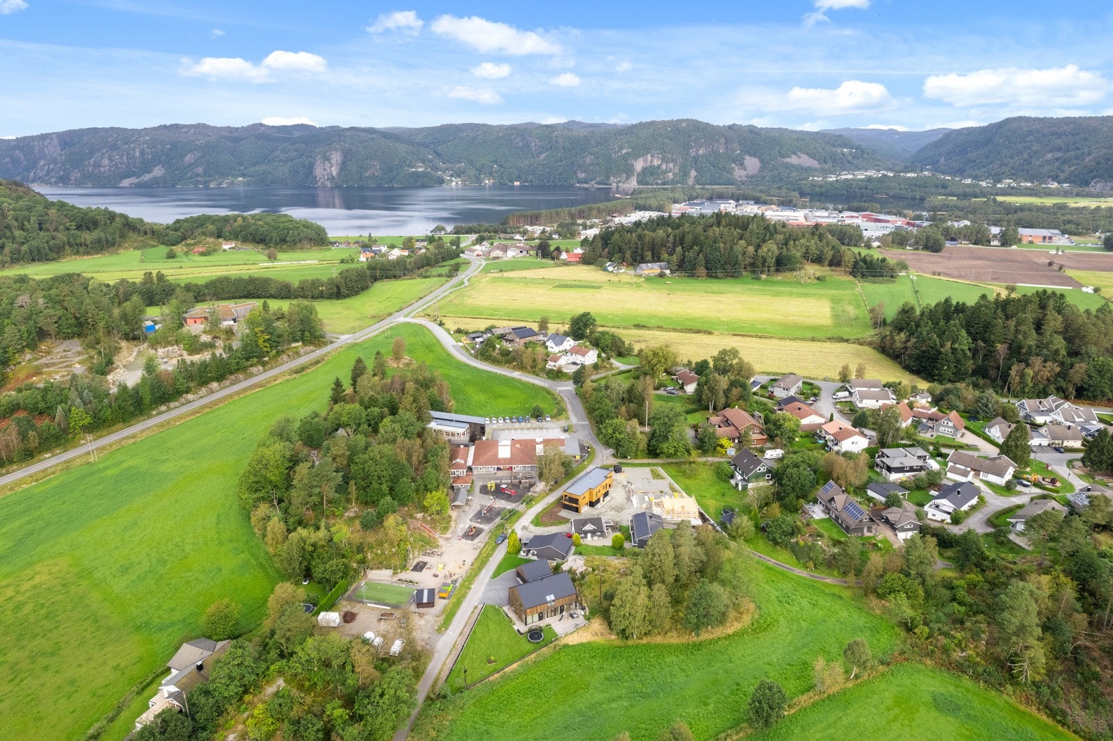 Kvavik med nydelig strand og fine turområder er også i gangavstand fra boligen. Galleribilde
