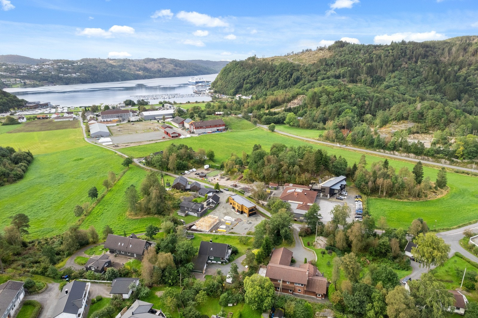 Fra boligen er det kort vei til Rosfjorden og Sørlandsbadet Galleribilde