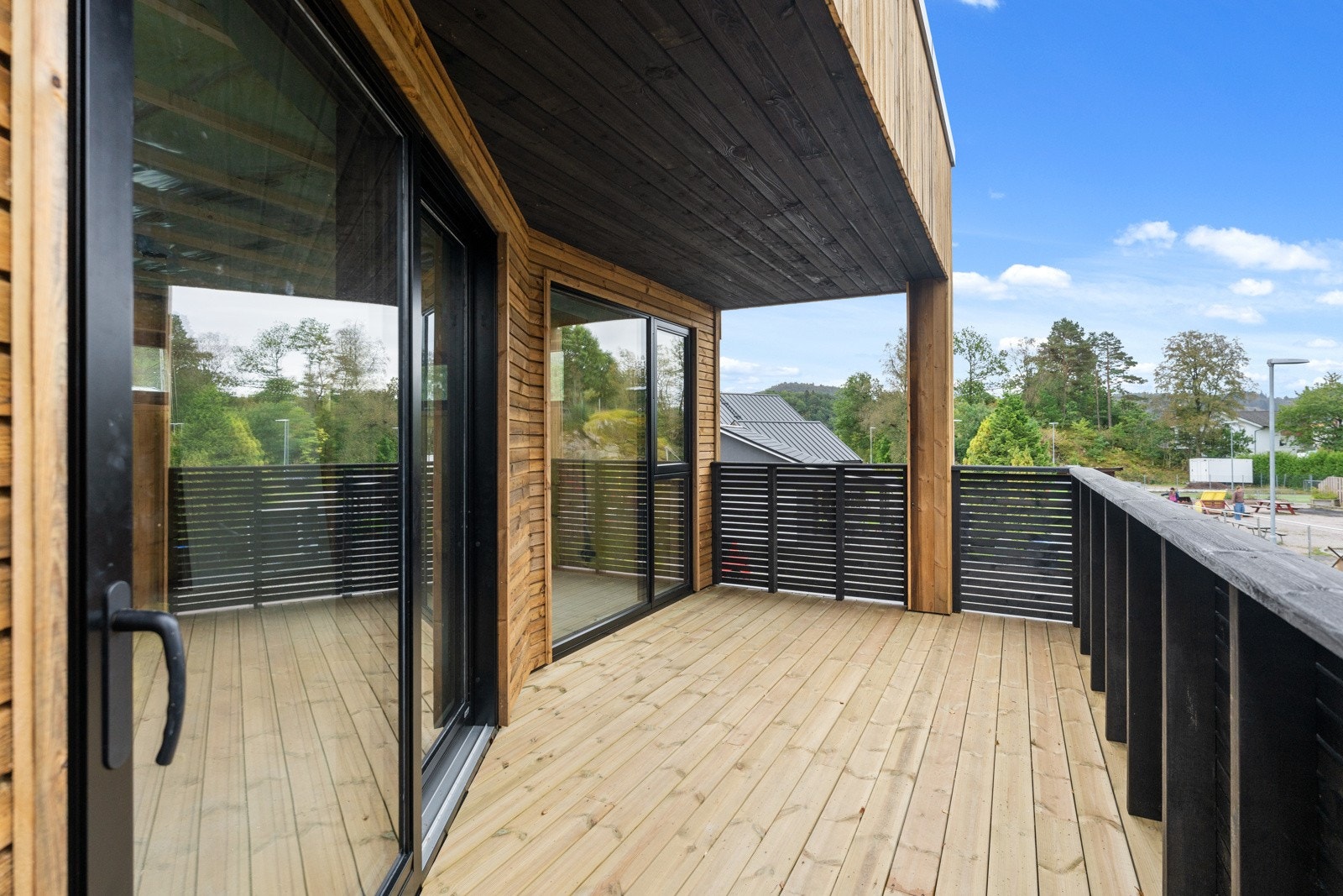 Romslig overbygd terrasse med utgang fra stua. Galleribilde