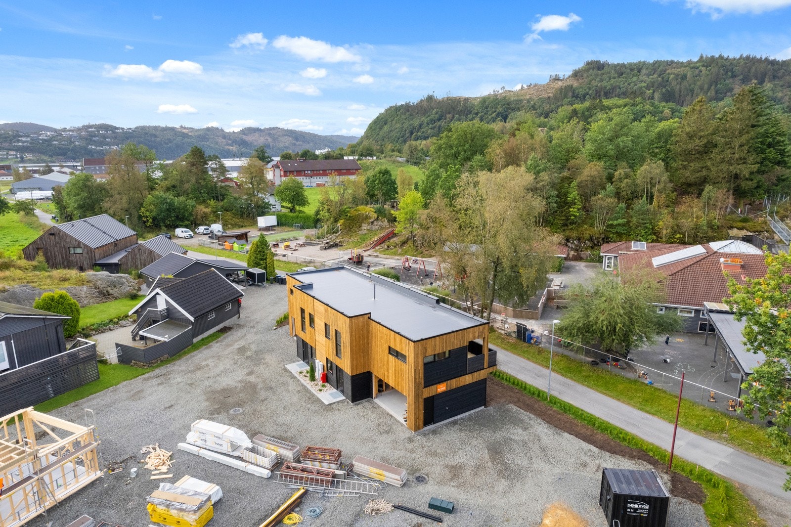 Det vil bli asfaltert i tunet Galleribilde