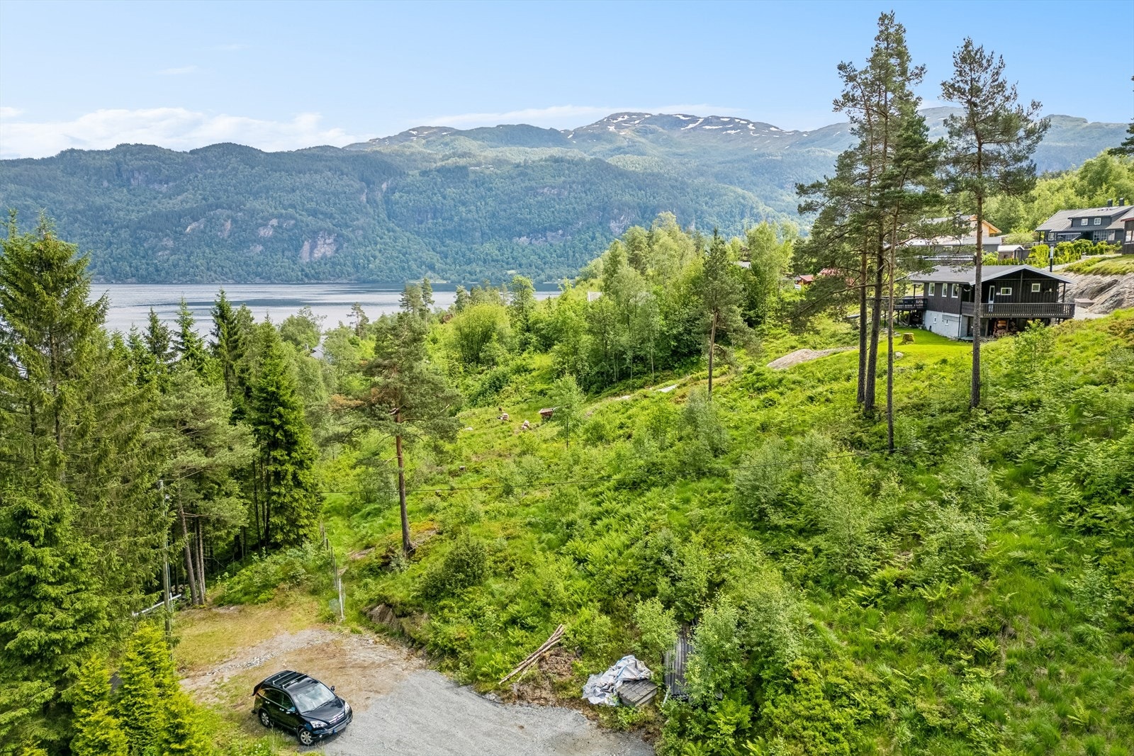 Sauda sentrum kun ca. 10 minutter i bil unna, kan by på et variert utvalg av fasiliteter og servicetilbud. Galleribilde