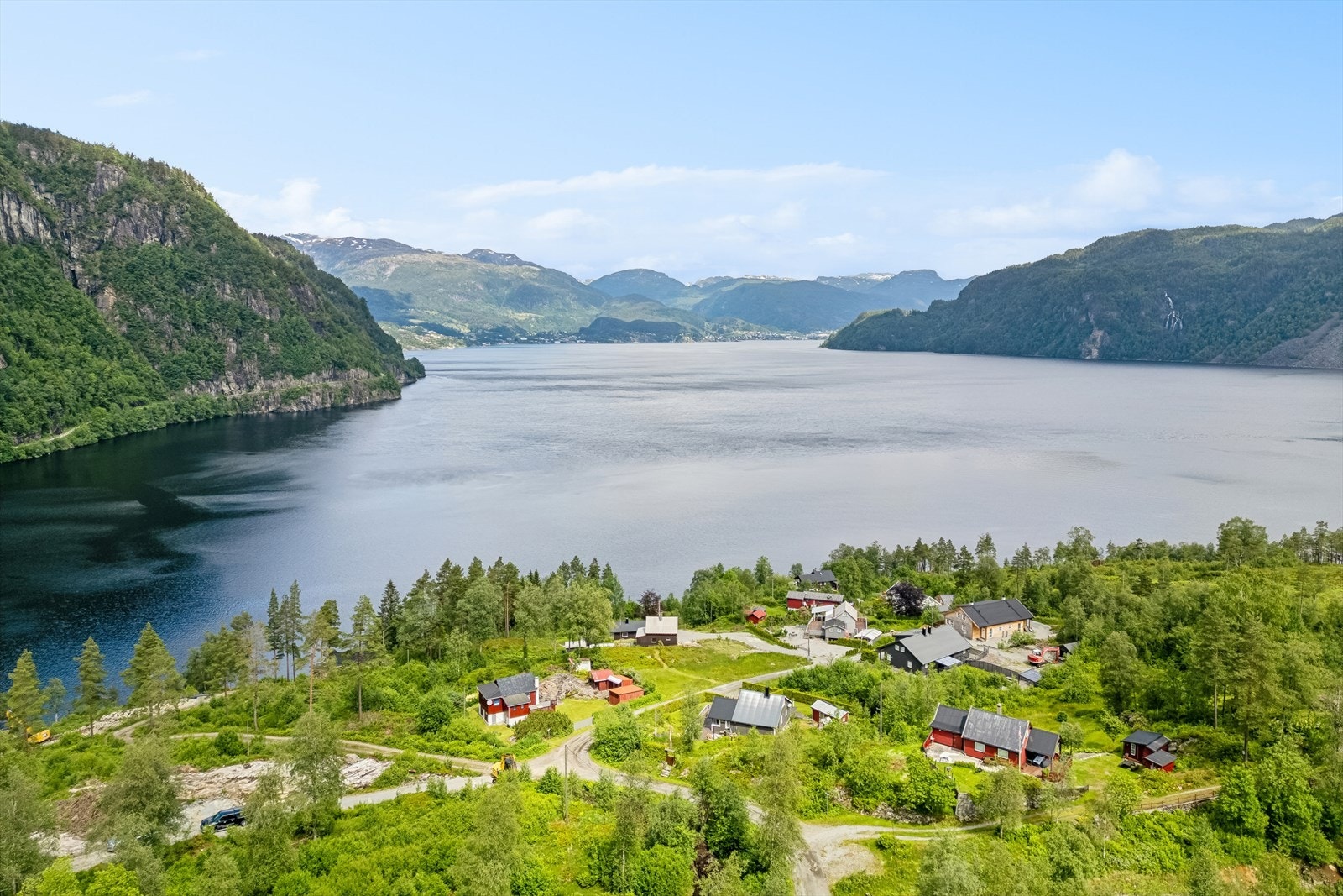 Eiendommen har en sjønær beliggenhet, samtidig som det kun er en kort kjøretur til fjellet. Galleribilde