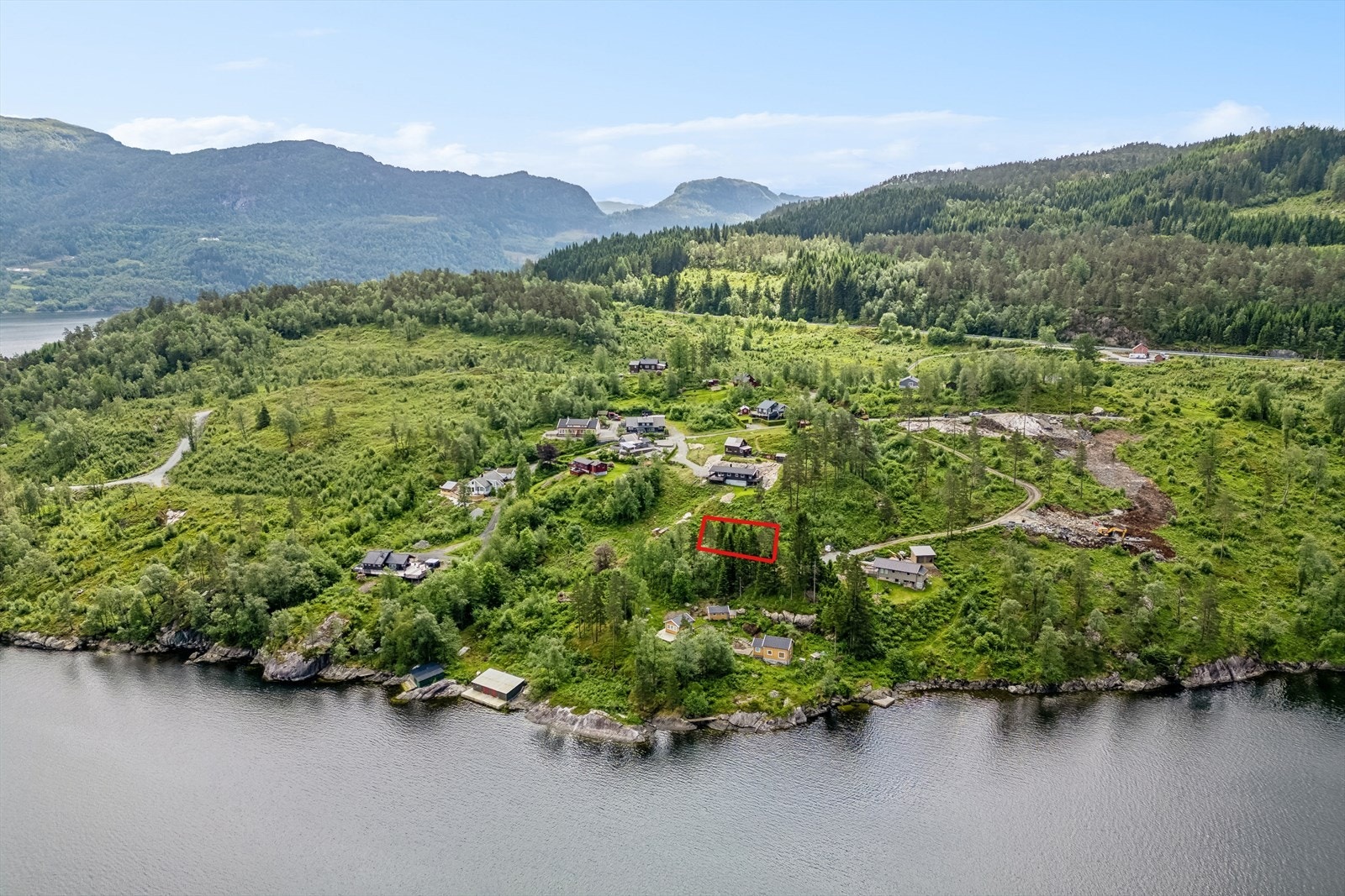 Tone Tjessheim Mannes v/DNB Eiendom presenterer fritidstomt i Honganvik.
Skisserte "grenser" er ikke nøyaktige og kan ikke regnes som fastsatt inntegnet. Se vedlagte eiendomskart for mer nøyaktige grenser. Galleribilde