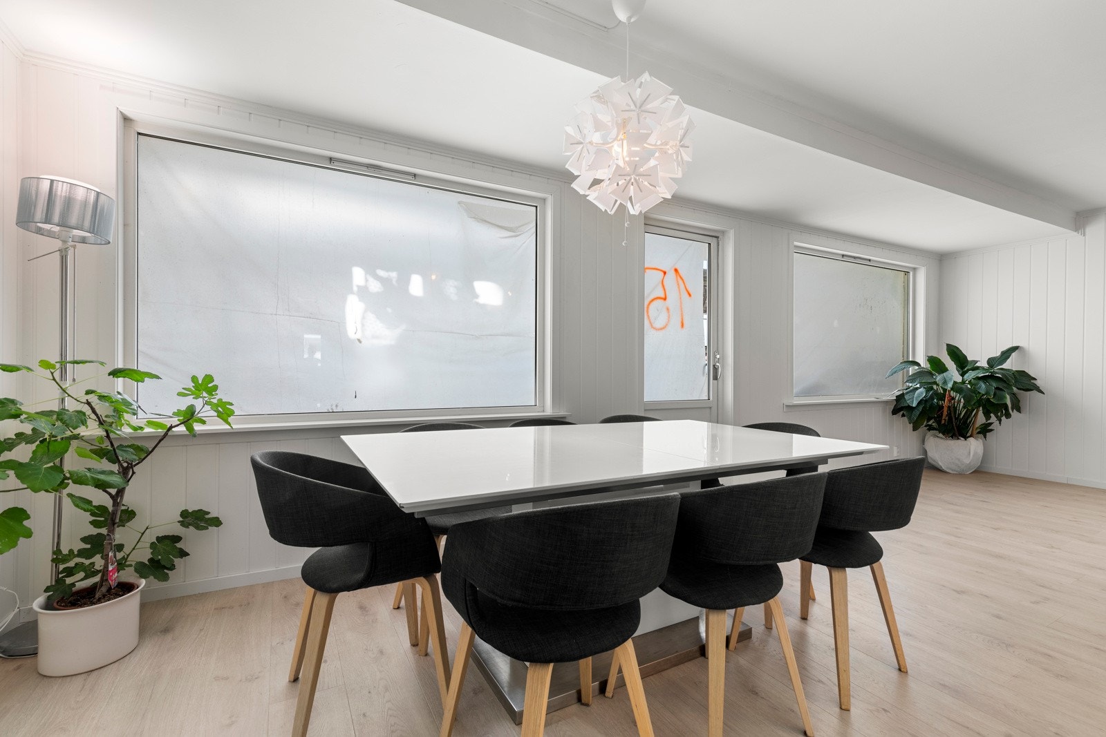 God plass til gjester rundt spisebord. Galleribilde