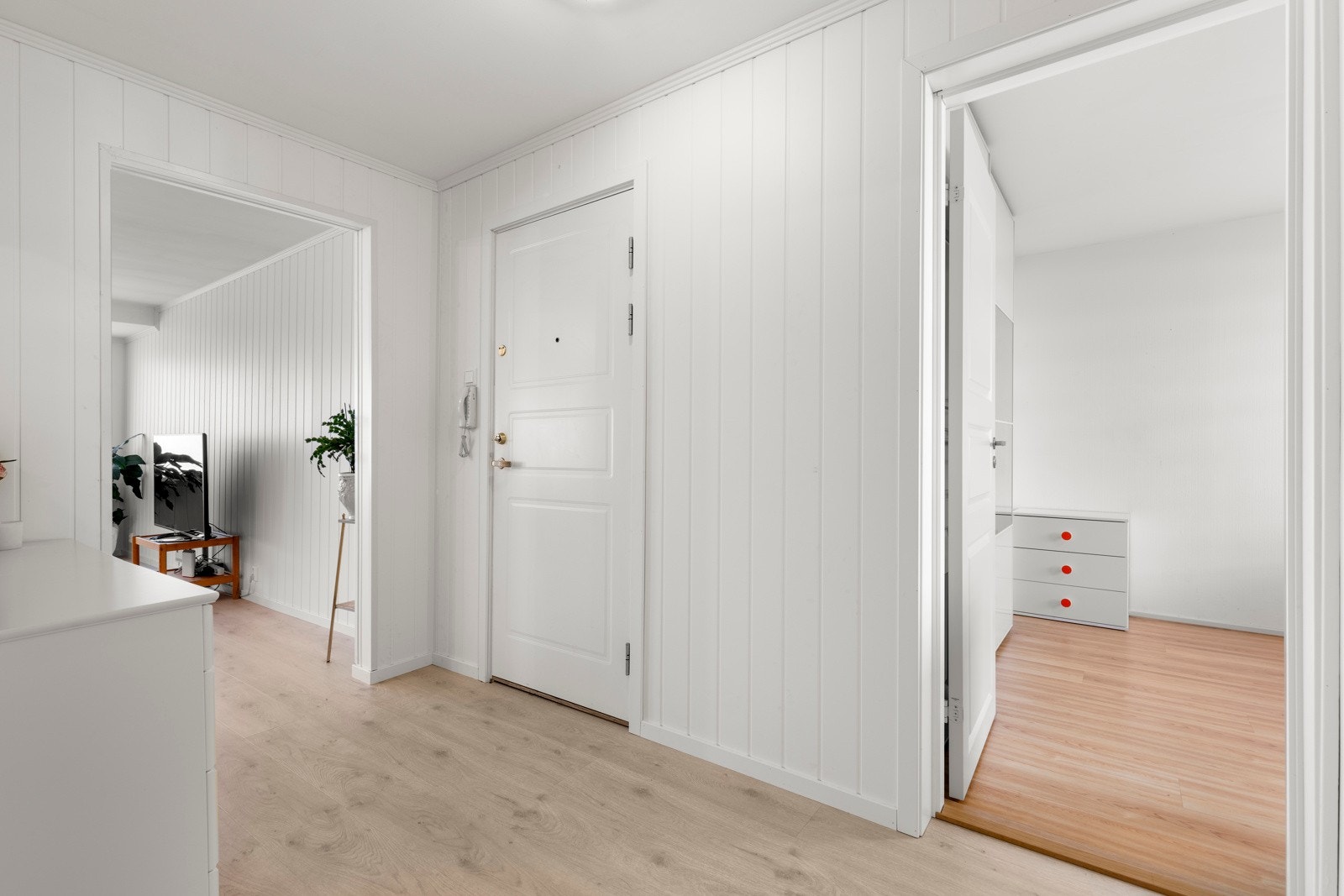 Entreen er lys og har dørcalling. Galleribilde
