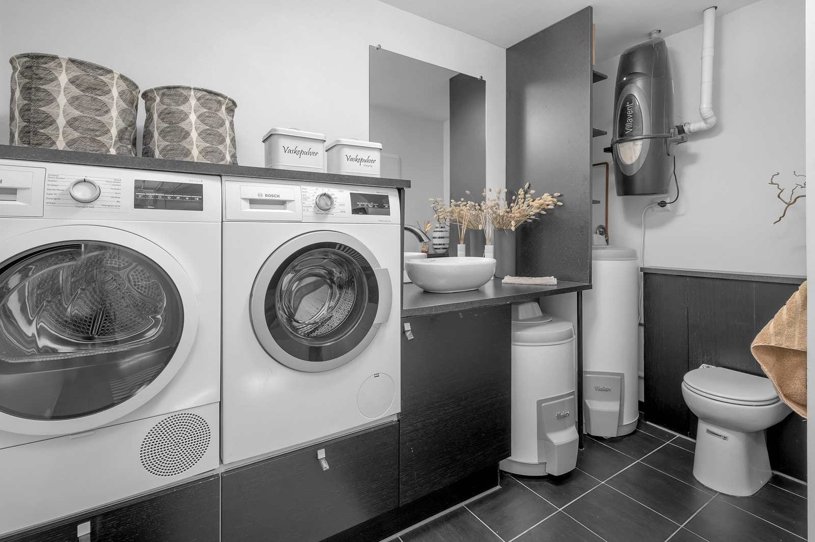 Stort vaskerom med toalett. Galleribilde