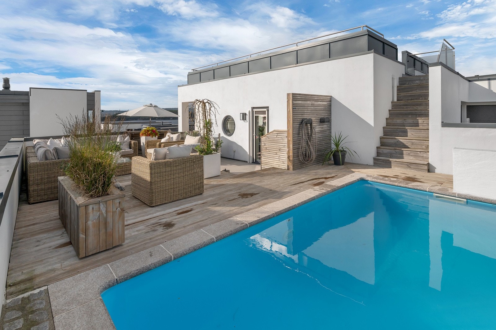 Sydvendt uteareal opparbeidet med terrasser og svømmebasseng. Galleribilde