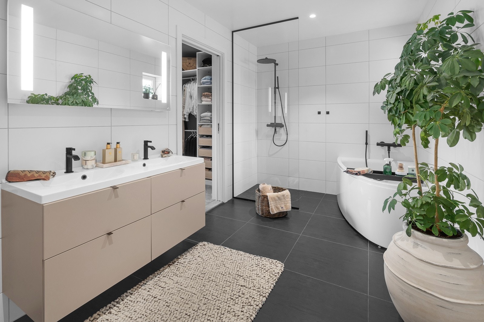 Det store, flislagte badet har både dusj og badekar. Galleribilde