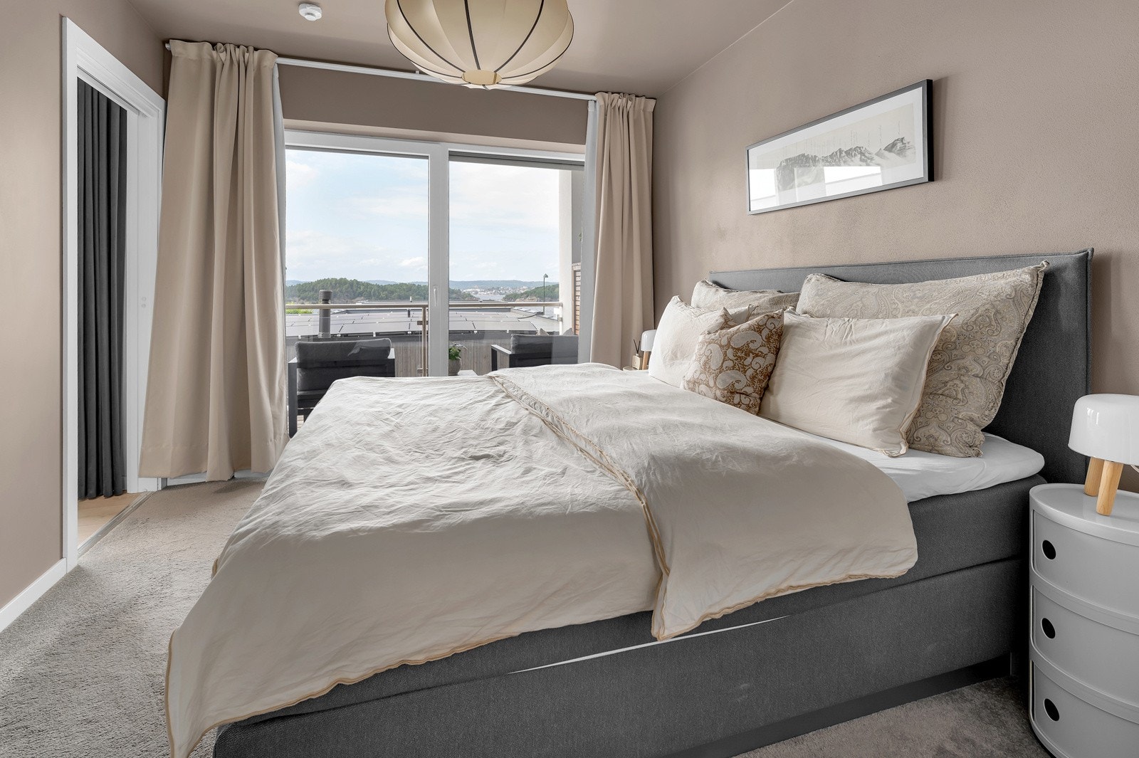 Herlig hovedsoverom med nydelig sjøutsikt og utgang til vestvendt veranda. Galleribilde