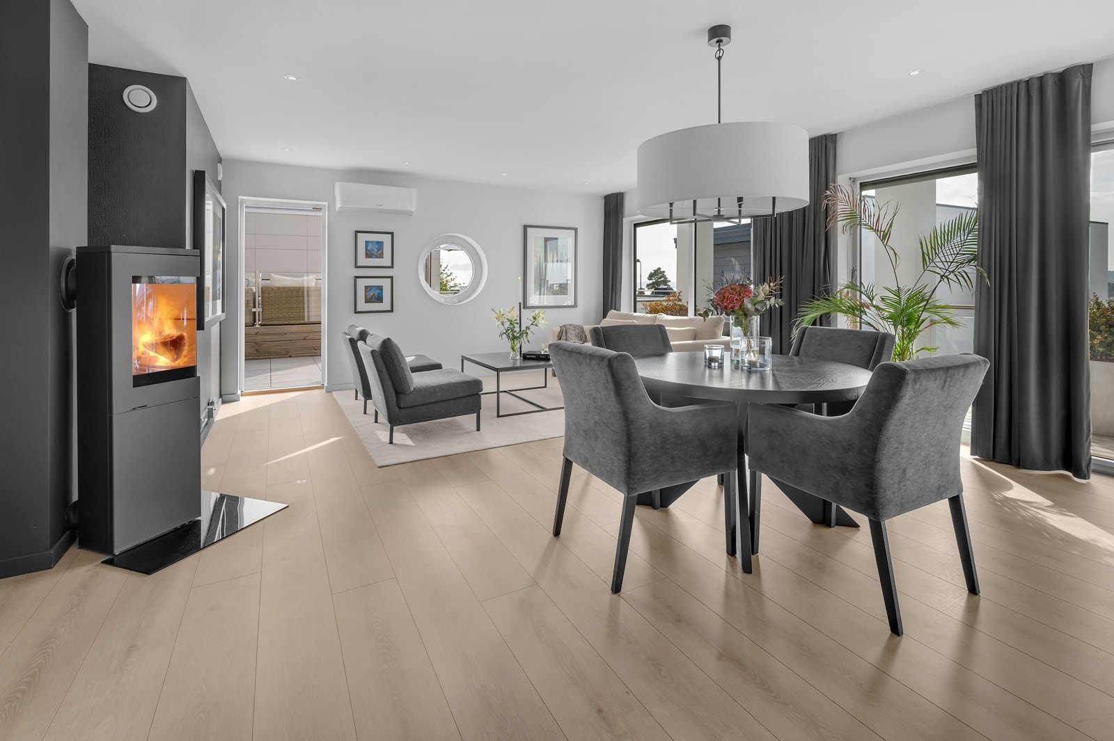 Stue med plass til både sittegruppe og spisestuemøblement. Galleribilde