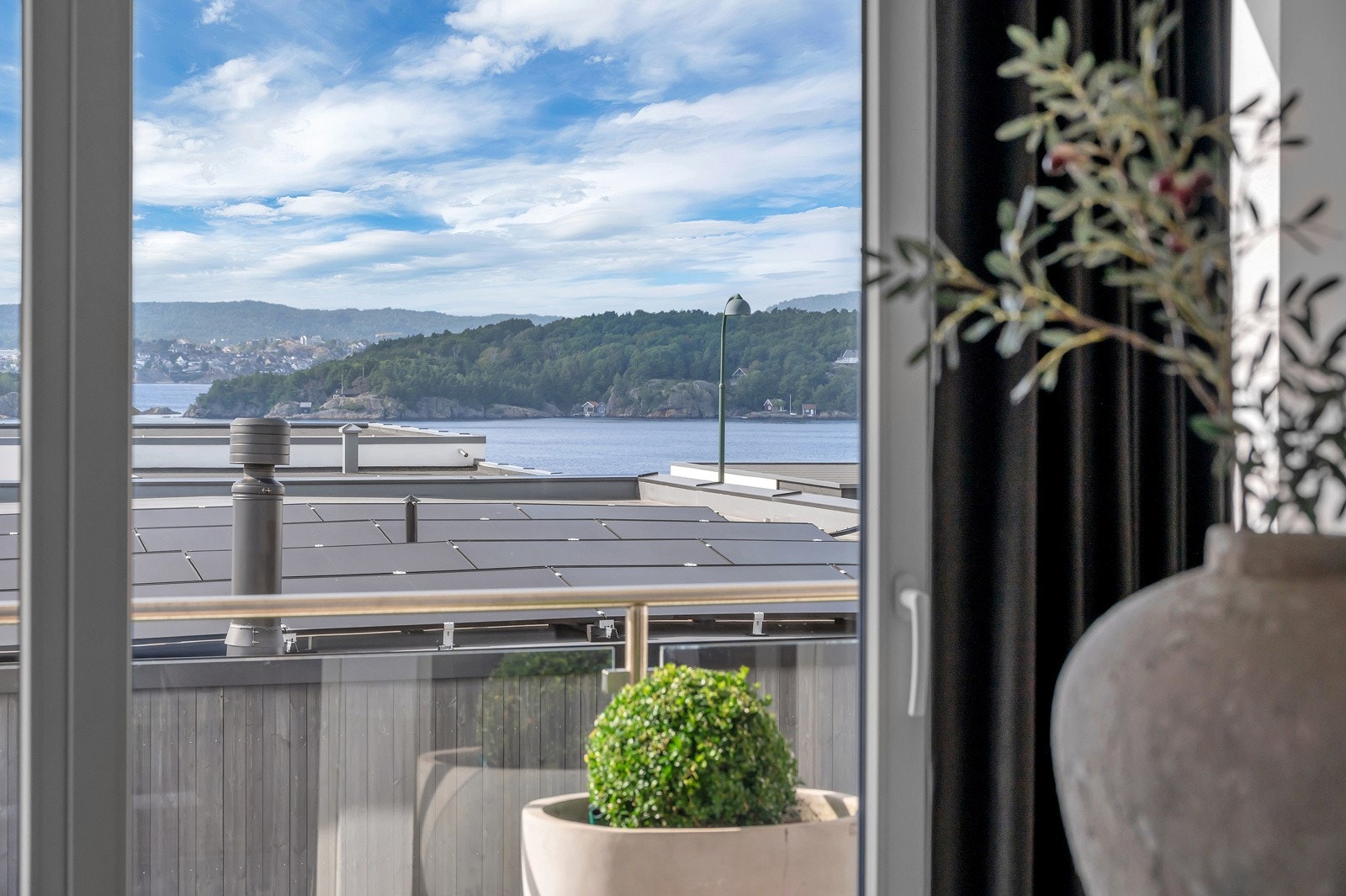 Stueutsikt mot sjøen og Kr.sand sentrum. Galleribilde