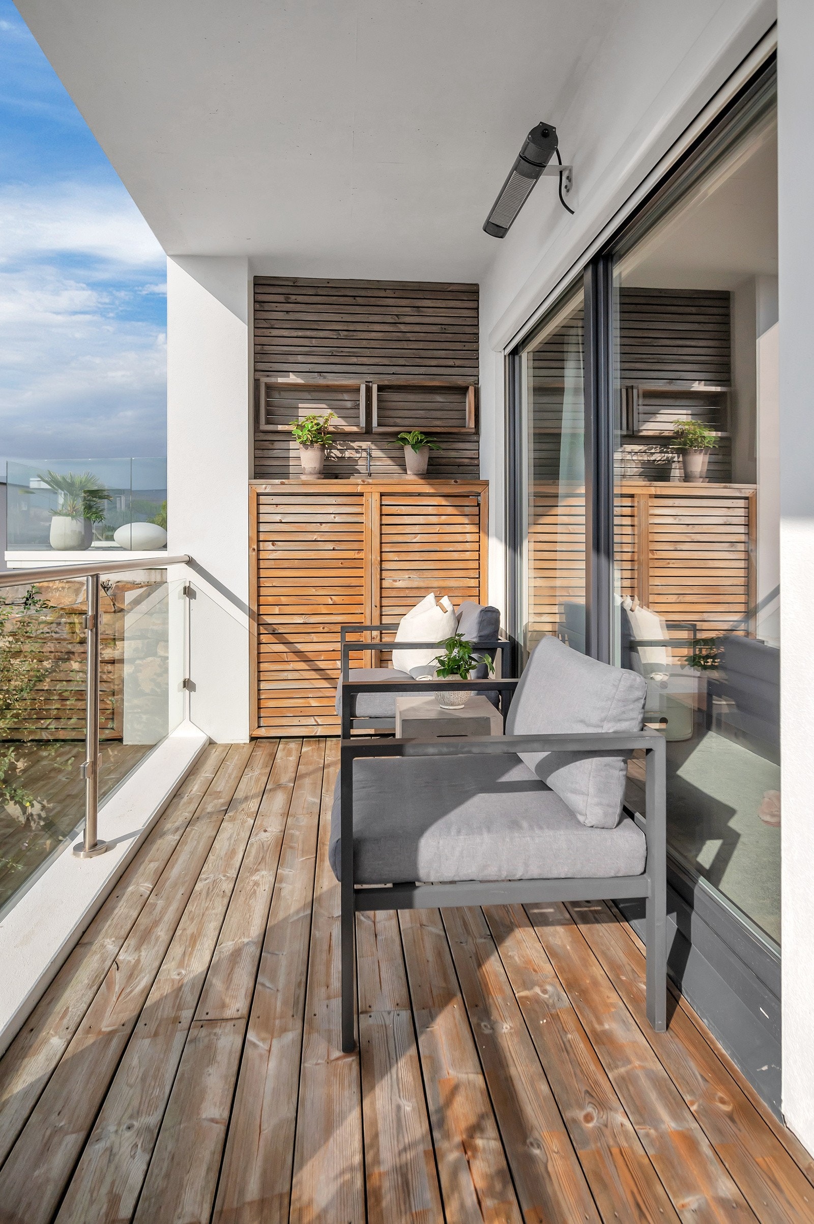 Vestvendt veranda med seneste kveldssol i front av boligen Galleribilde