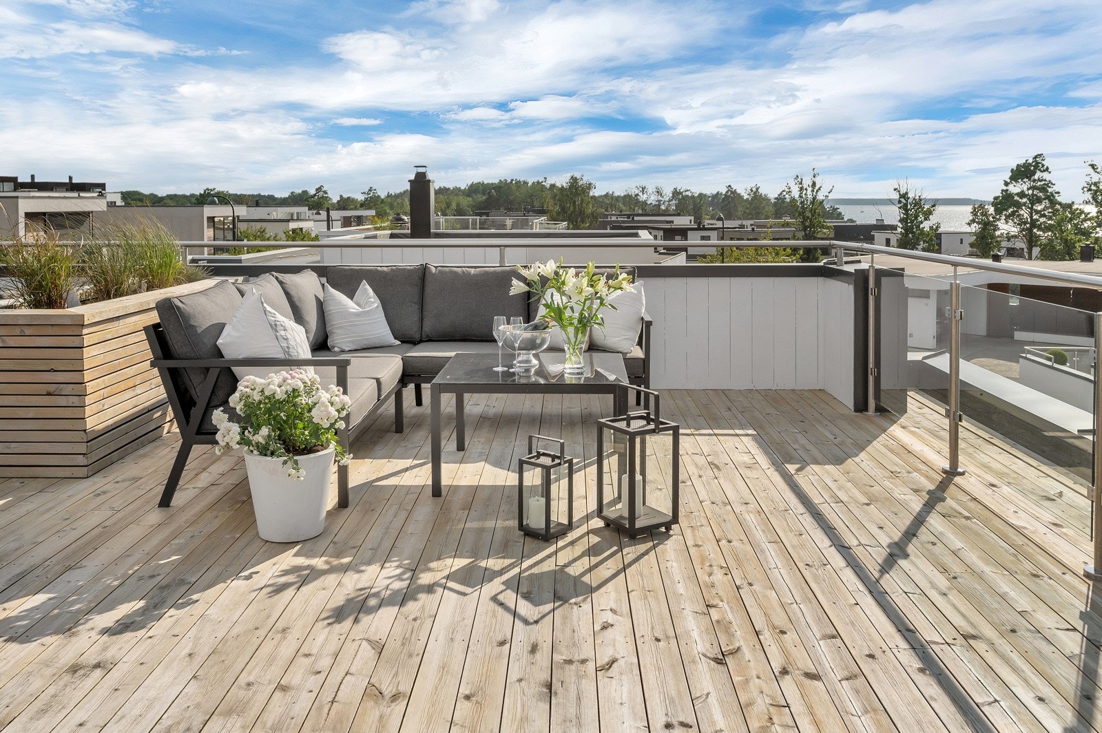 Stor takterrasse med herlig sjøutsikt og sol fra tidlig morgen til seneste kveld! Galleribilde