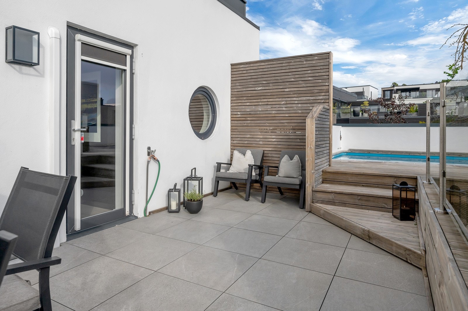 Deler av det sydvendte utearealet er flislagt. Galleribilde