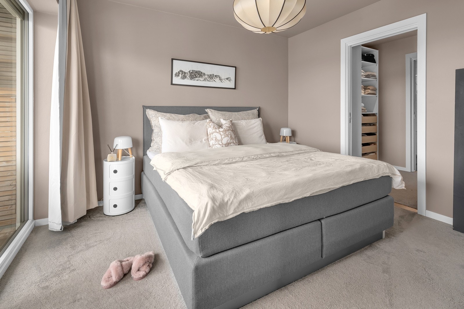 Fra hovedsoverommet er det direkte adkomst til walk-in-closet. Galleribilde