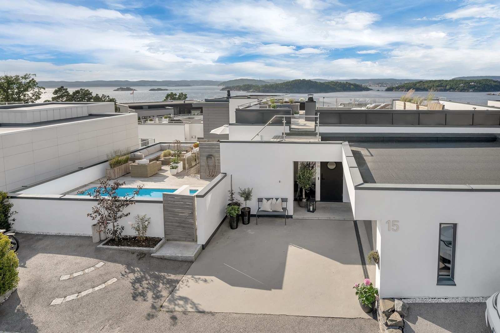 Flott, solrik og vestvendt beliggenhet med utsikt mot sjøen og Kr.sand sentrum. Galleribilde